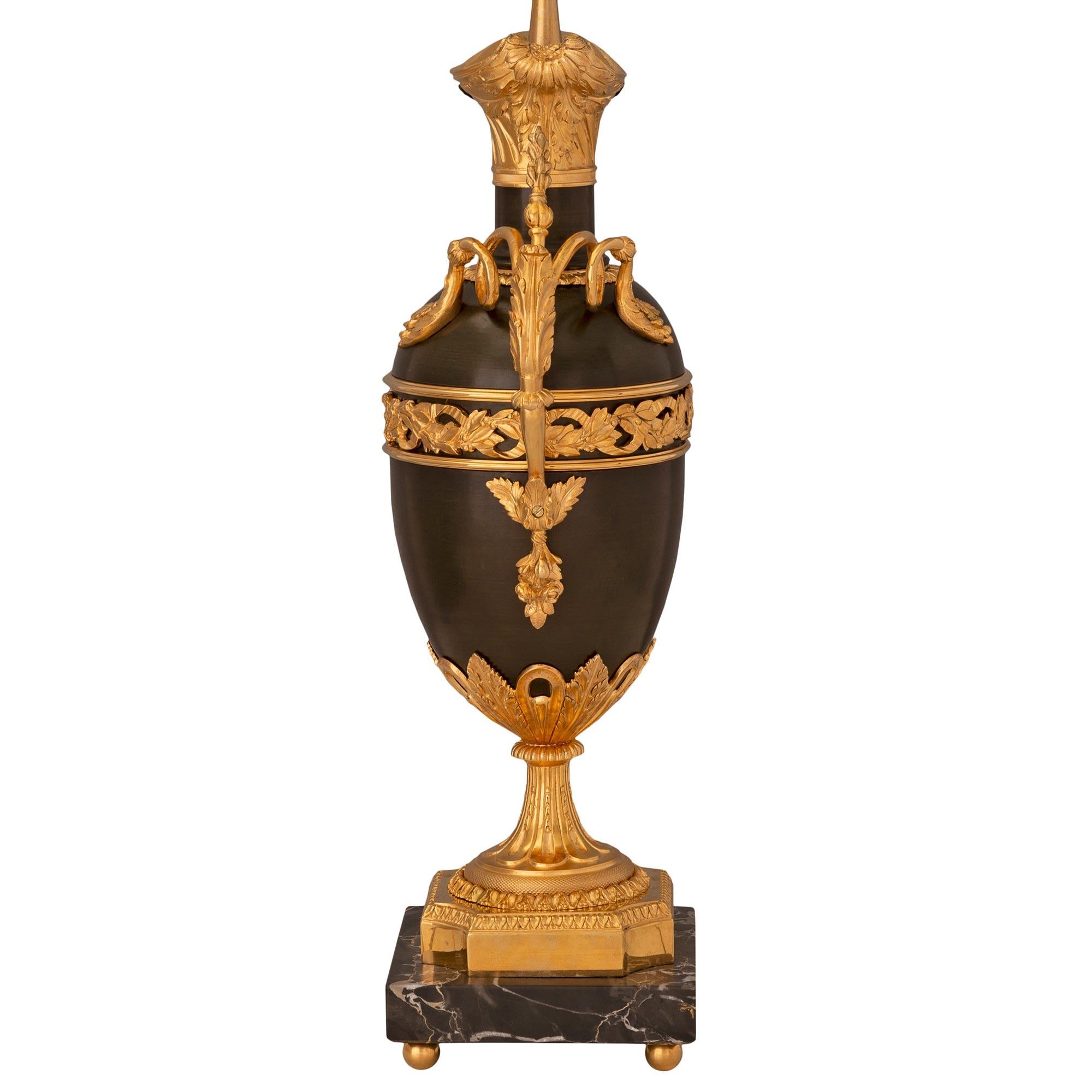 Paar französische Louis-XVI-Lampen aus Bronze, Goldbronze, Goldbronze und Marmor aus dem 19. Jahrhundert (Louis XVI.) im Angebot