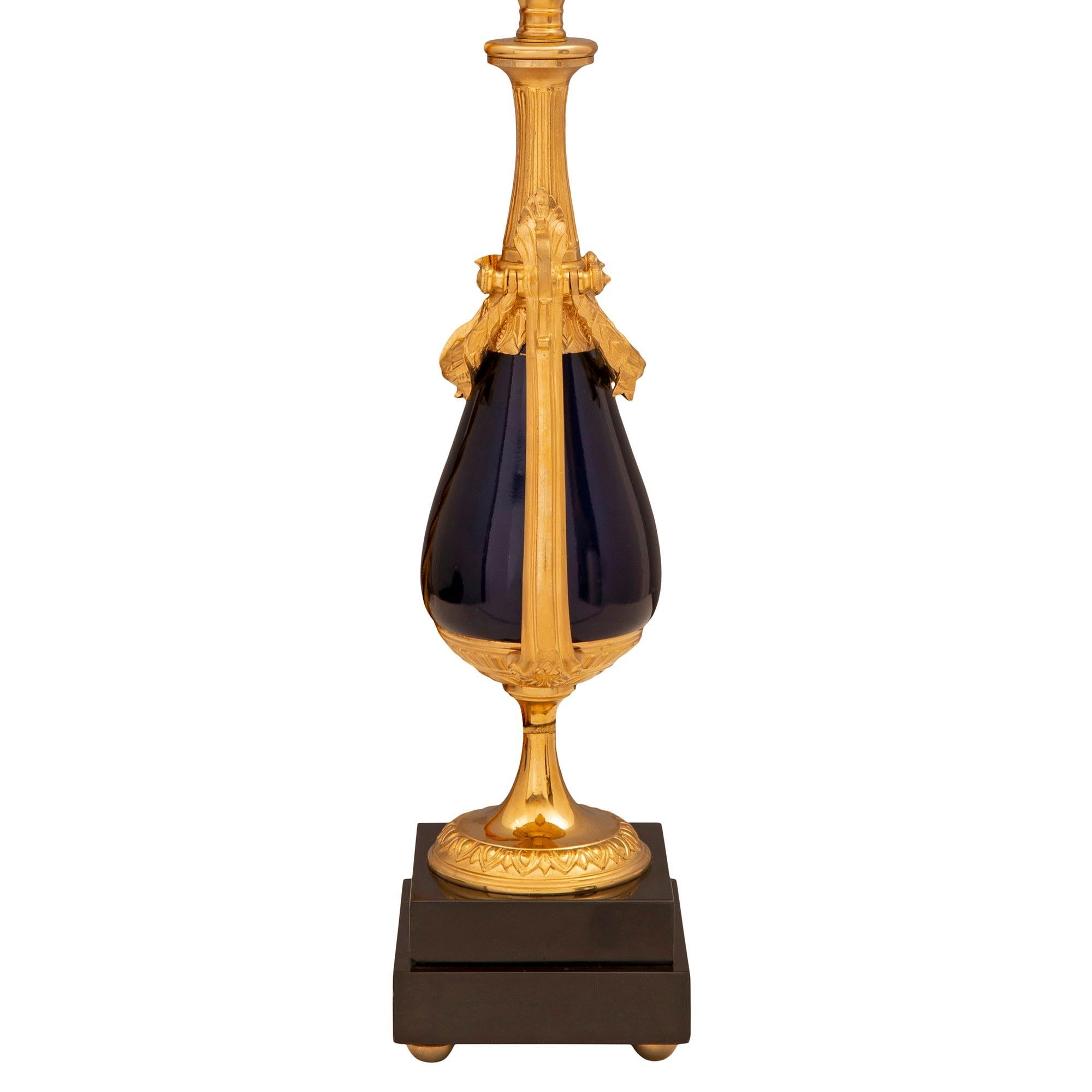 Paar französische Louis-XVI-Lampen aus Bronze, Goldbronze und Marmor aus dem 19. Jahrhundert (Louis XVI.) im Angebot