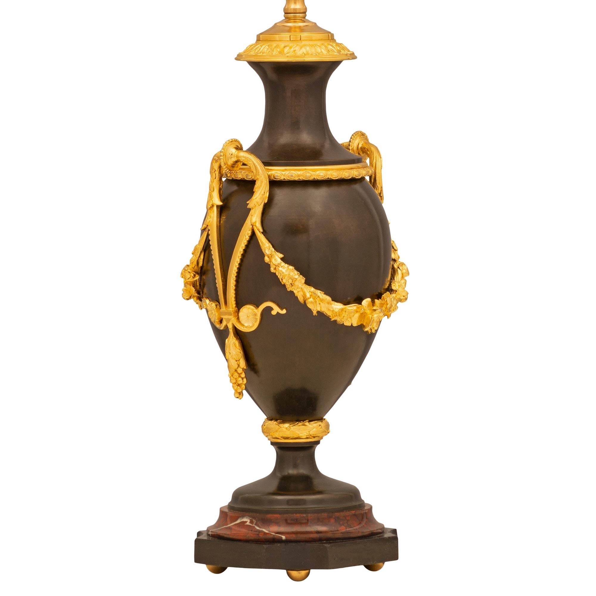 Paar französische Louis-XVI-Lampen aus Bronze, Goldbronze und Marmor aus dem 19. Jahrhundert (Louis XVI.) im Angebot