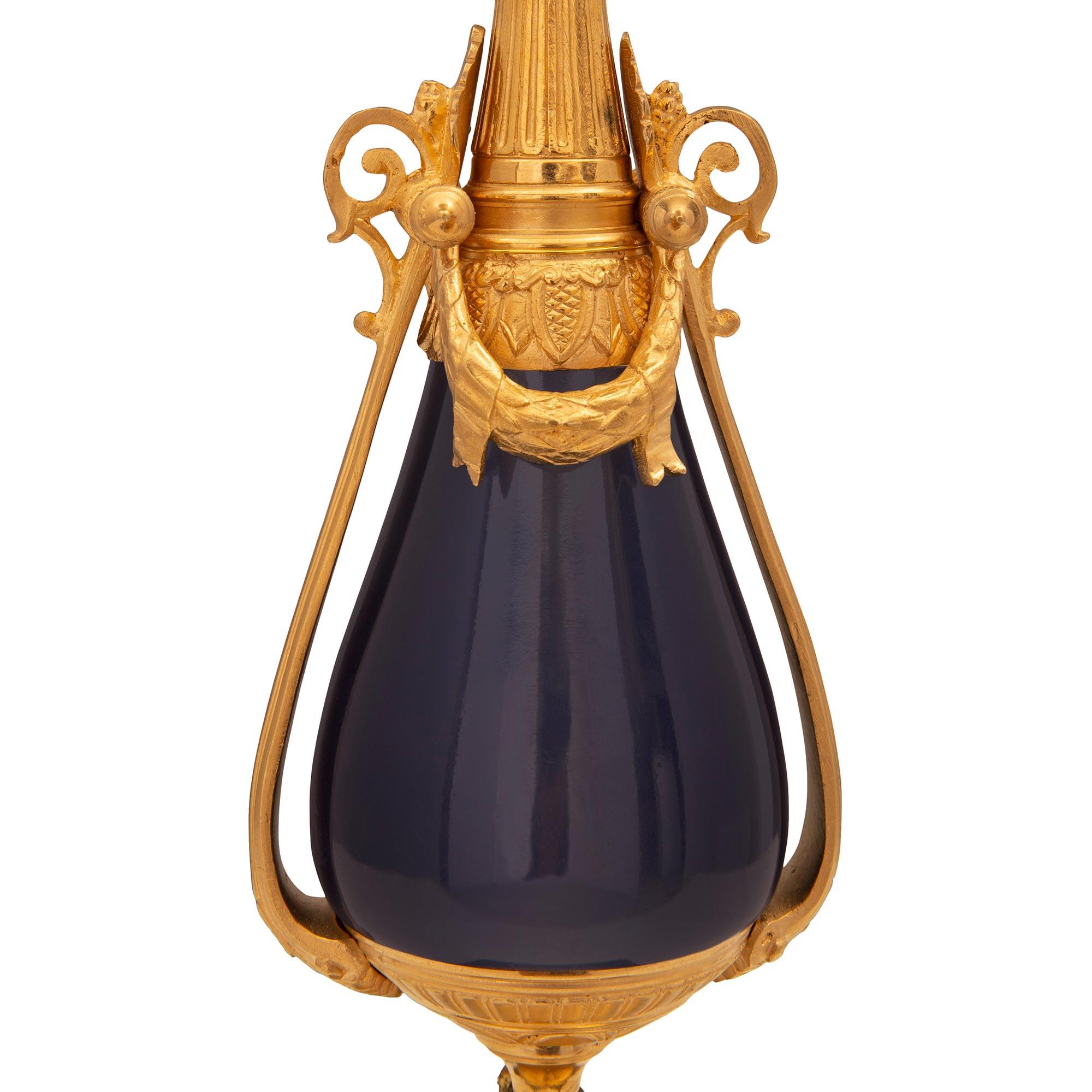 Émaillé Paire de lampes françaises de style Louis XVI du 19ème siècle en bronze, bronze doré et marbre en vente