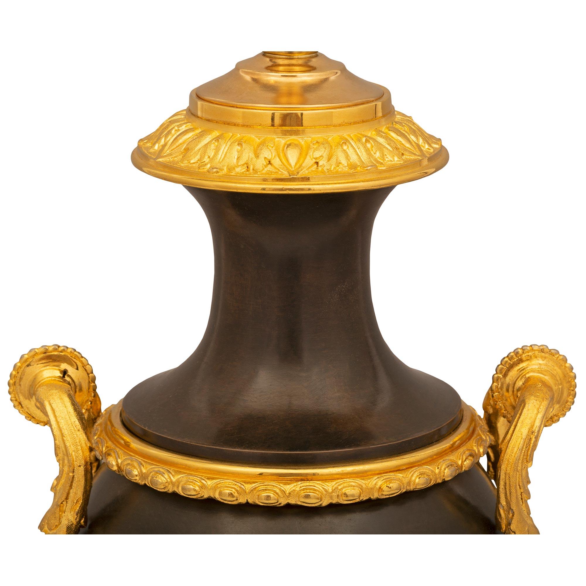 Patiné Paire de lampes françaises de style Louis XVI du 19ème siècle en bronze, bronze doré et marbre en vente