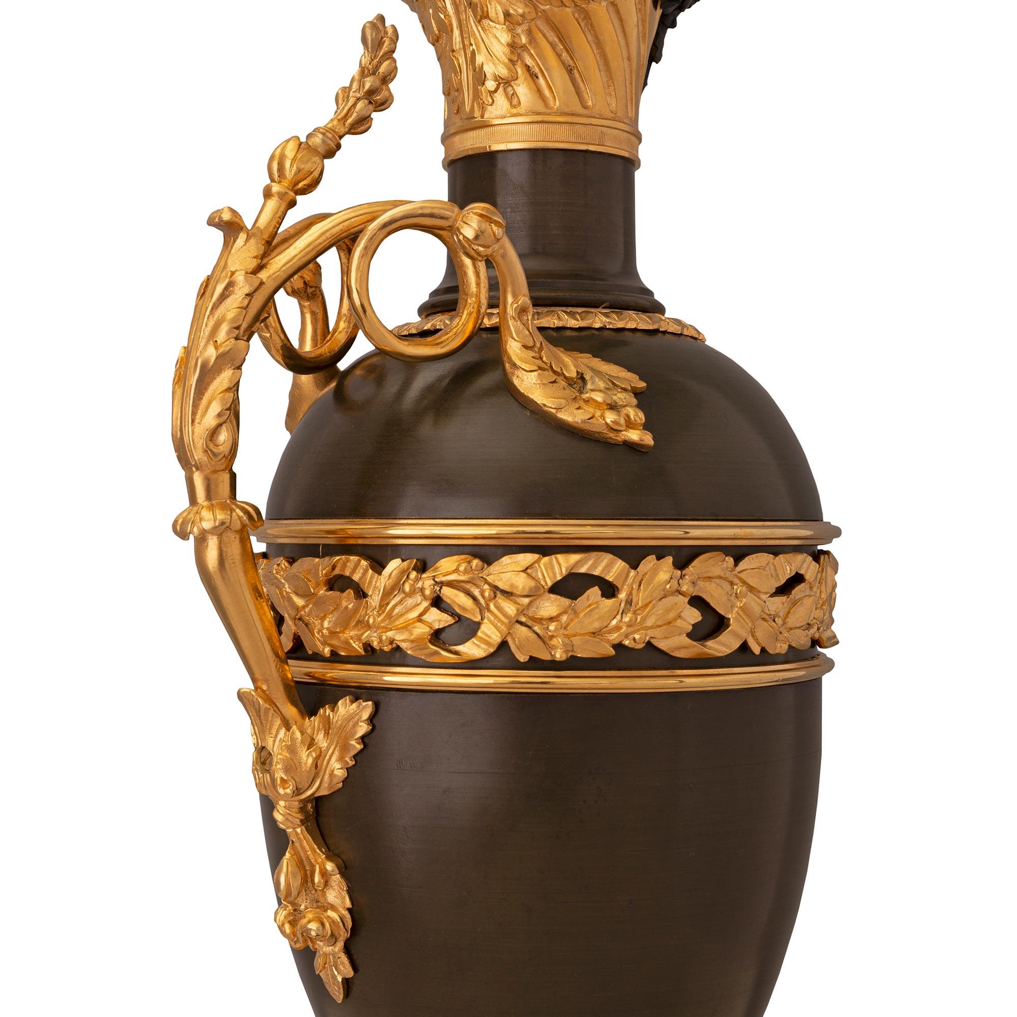 Paar französische Louis-XVI-Lampen aus Bronze, Goldbronze, Goldbronze und Marmor aus dem 19. Jahrhundert im Angebot 1