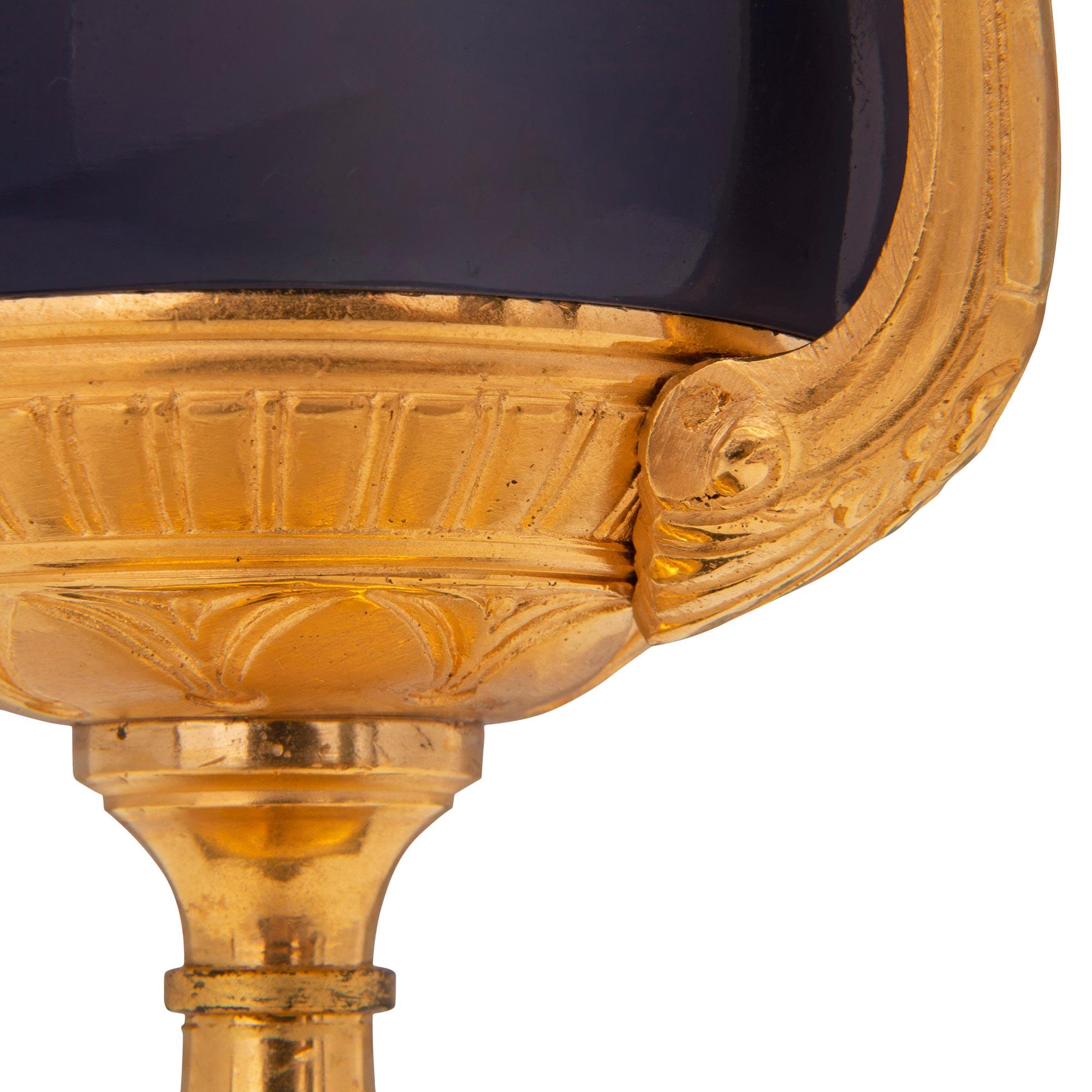 XIXe siècle Paire de lampes françaises de style Louis XVI du 19ème siècle en bronze, bronze doré et marbre en vente