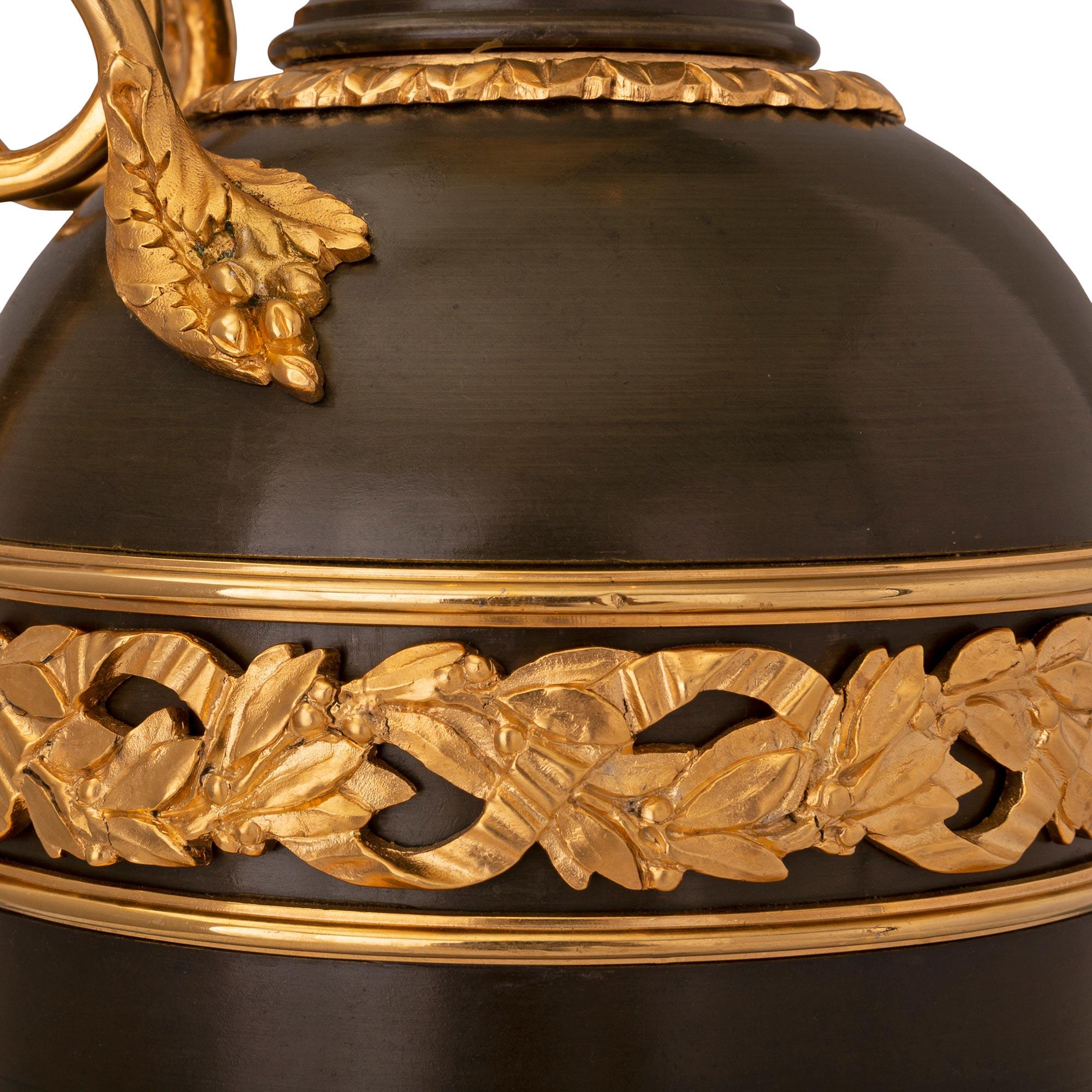 Paar französische Louis-XVI-Lampen aus Bronze, Goldbronze, Goldbronze und Marmor aus dem 19. Jahrhundert im Angebot 2