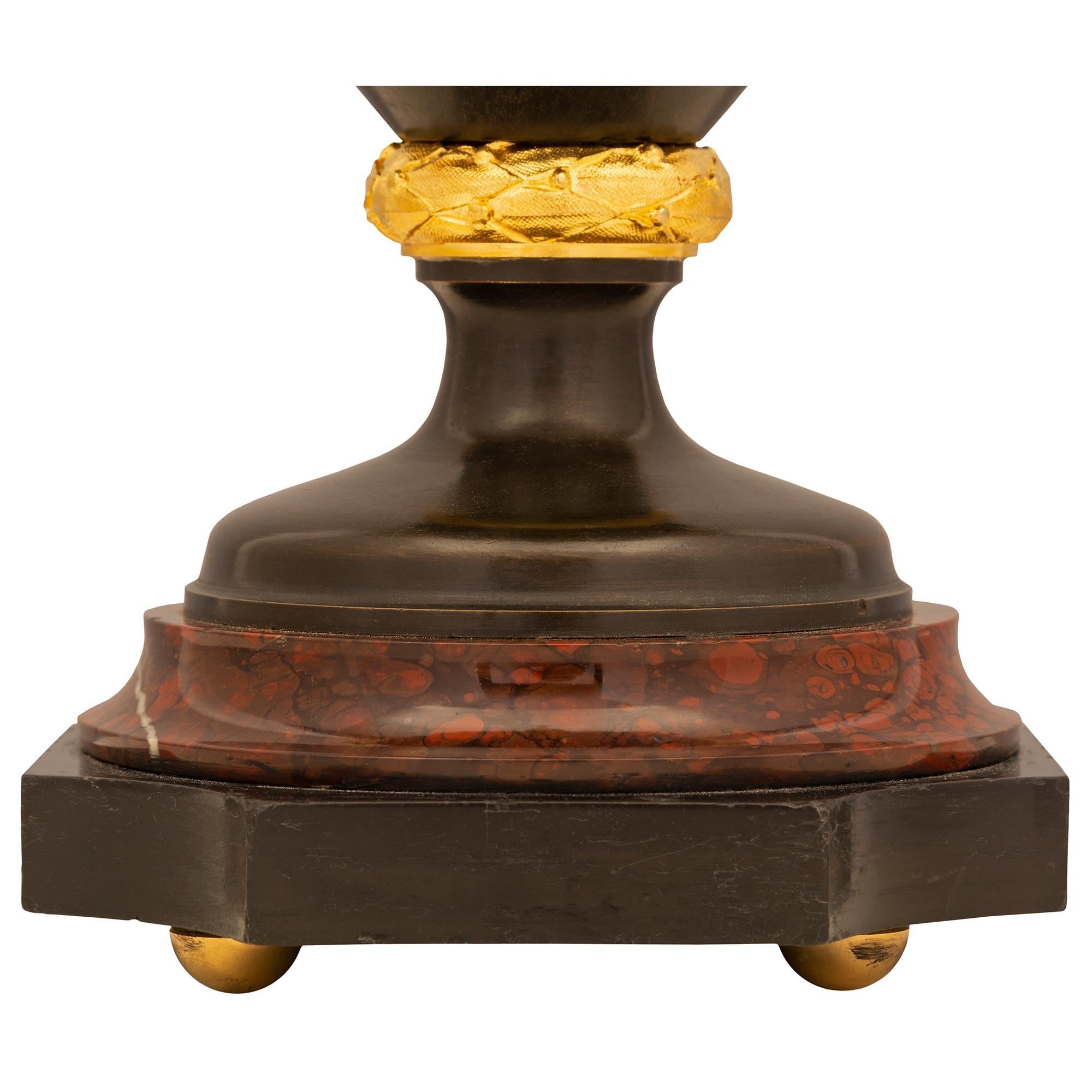 Paar französische Louis-XVI-Lampen aus Bronze, Goldbronze und Marmor aus dem 19. Jahrhundert im Angebot 1