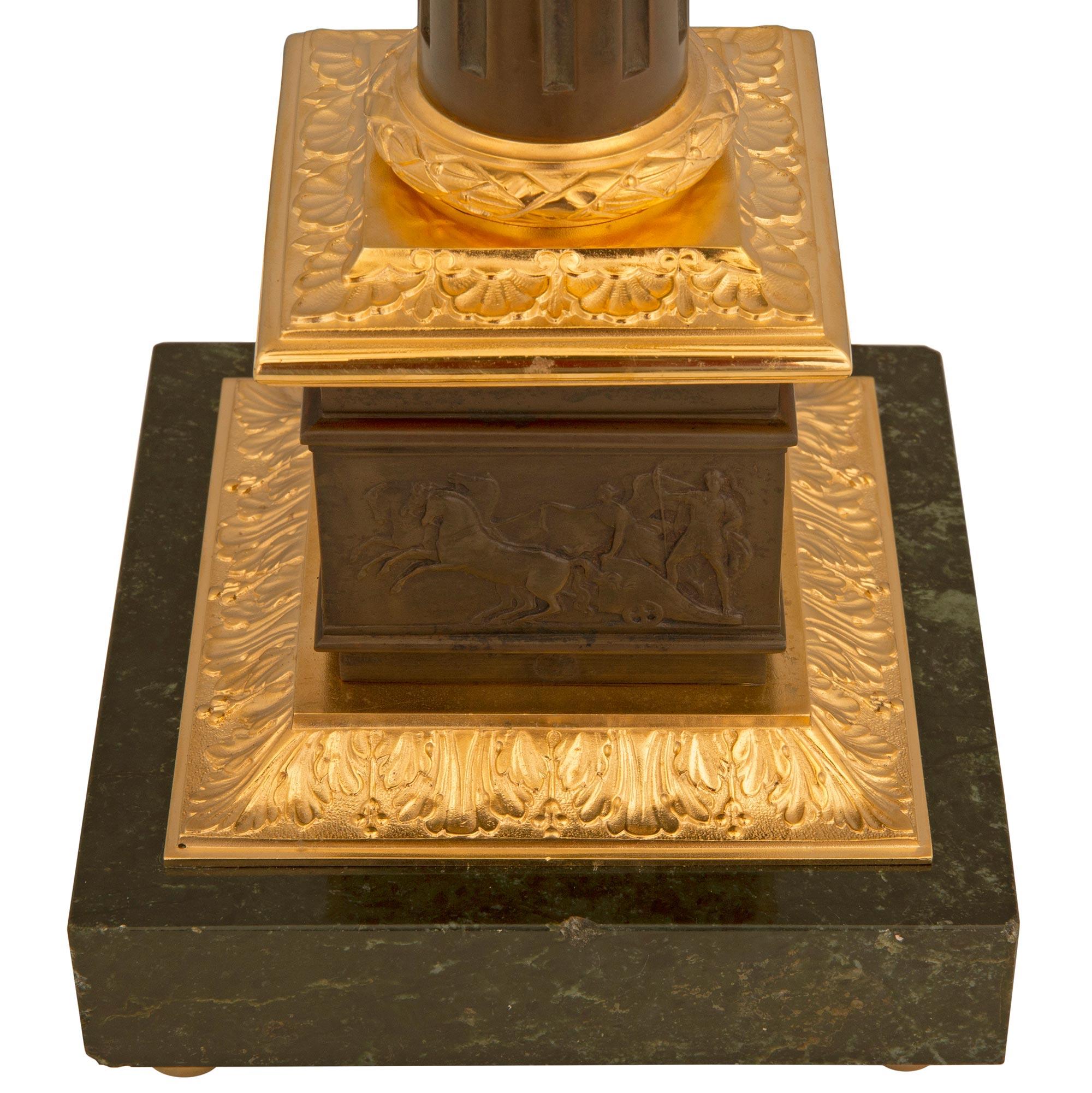 Paar französische Louis-XVI-Lampen aus Bronze, Goldbronze und Marmor aus dem 19. Jahrhundert im Angebot 3