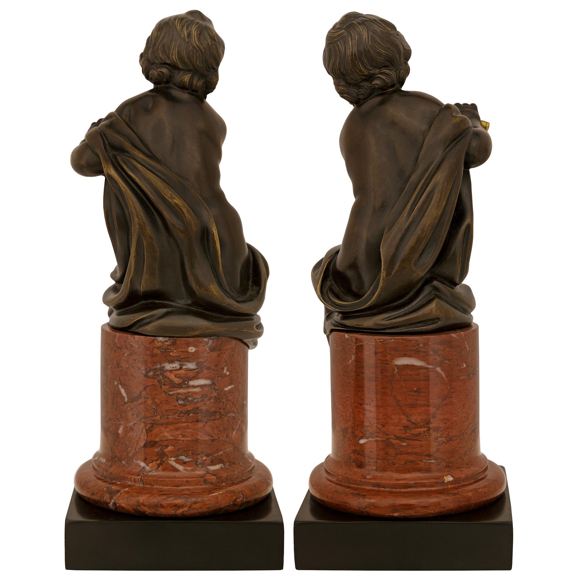 coppia di statue francesi del XIX secolo in bronzo, ormolu e marmo di epoca Luigi XVI in vendita 5