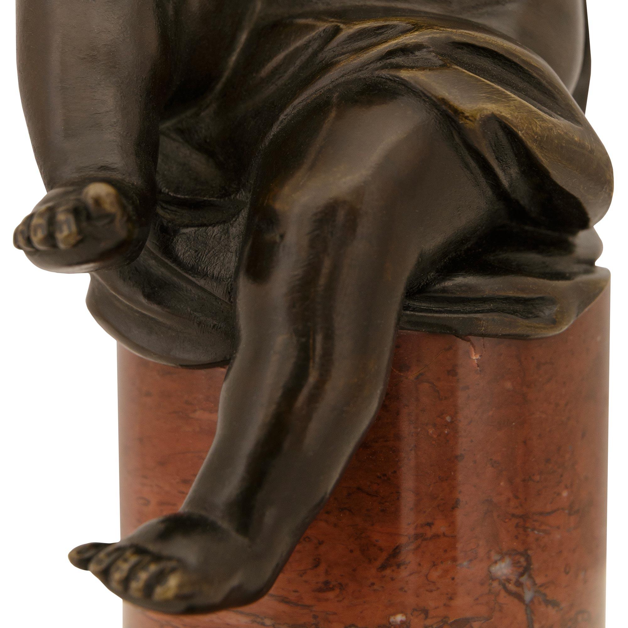 coppia di statue francesi del XIX secolo in bronzo, ormolu e marmo di epoca Luigi XVI in vendita 3