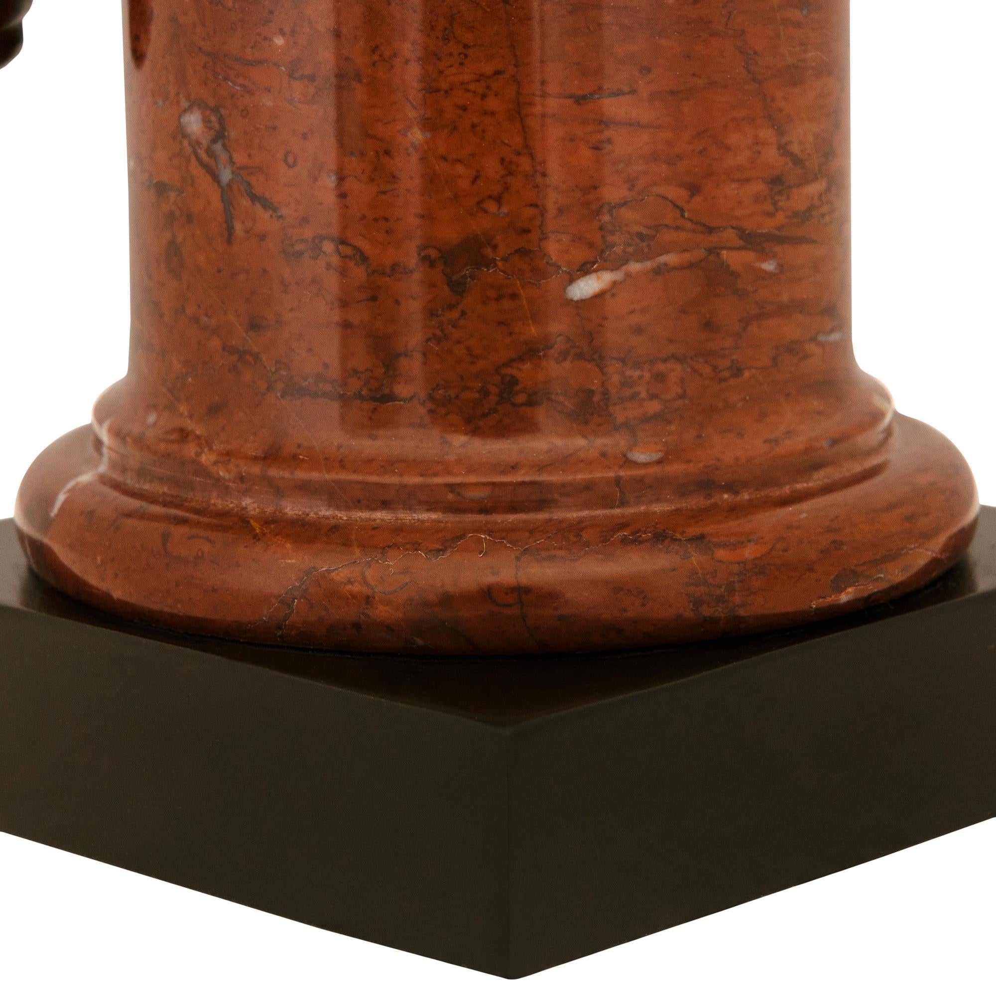 coppia di statue francesi del XIX secolo in bronzo, ormolu e marmo di epoca Luigi XVI in vendita 4