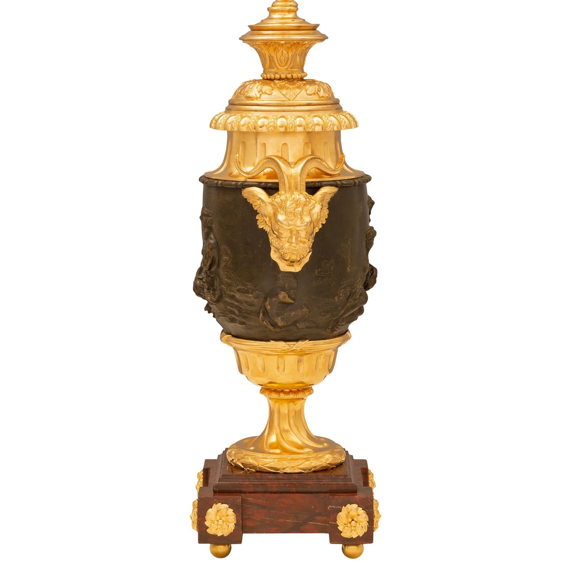 Français Paire de lampes de bureau françaises de style Louis XVI du 19ème siècle en bronze, bronze doré et marbre en vente