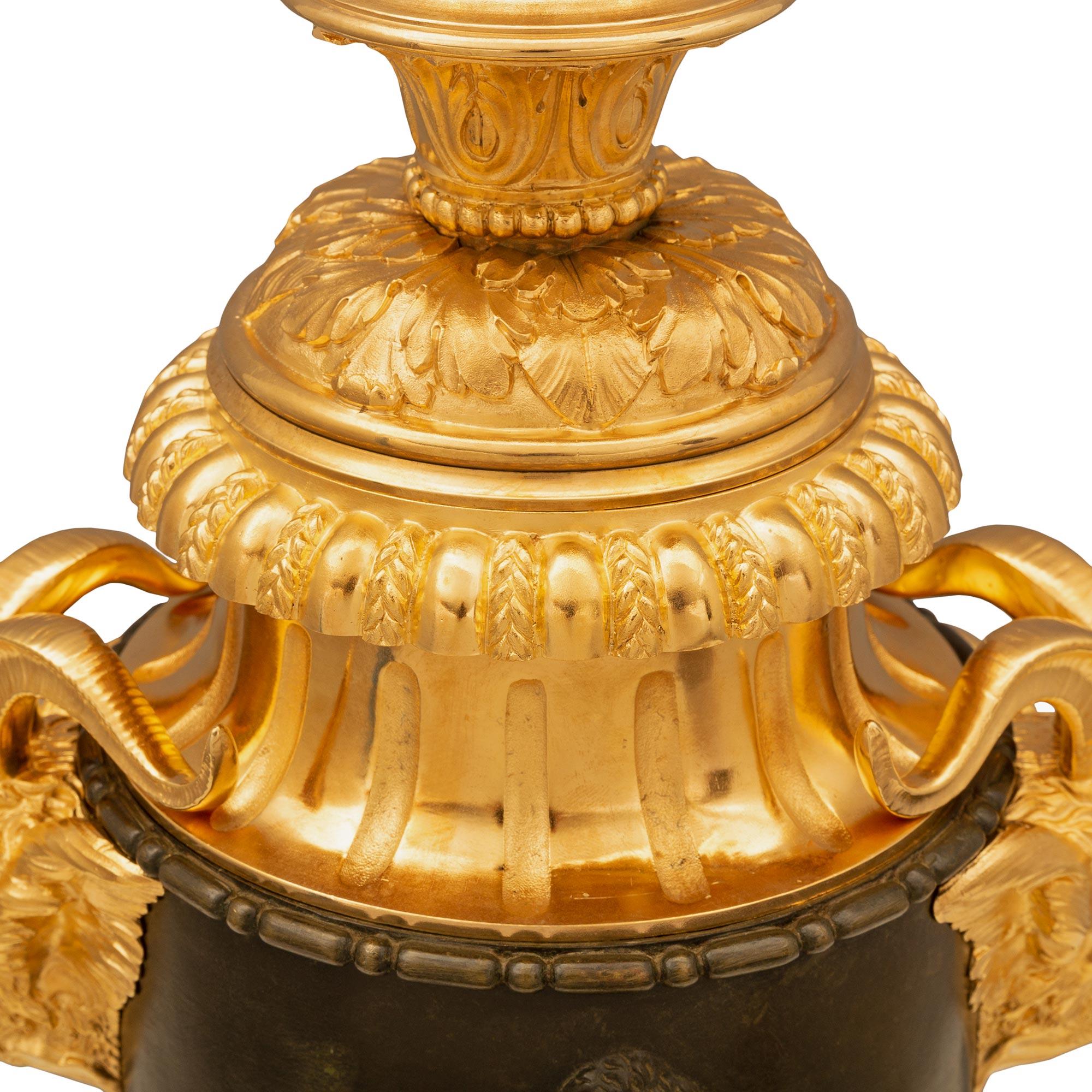 Patiné Paire de lampes de bureau françaises de style Louis XVI du 19ème siècle en bronze, bronze doré et marbre en vente