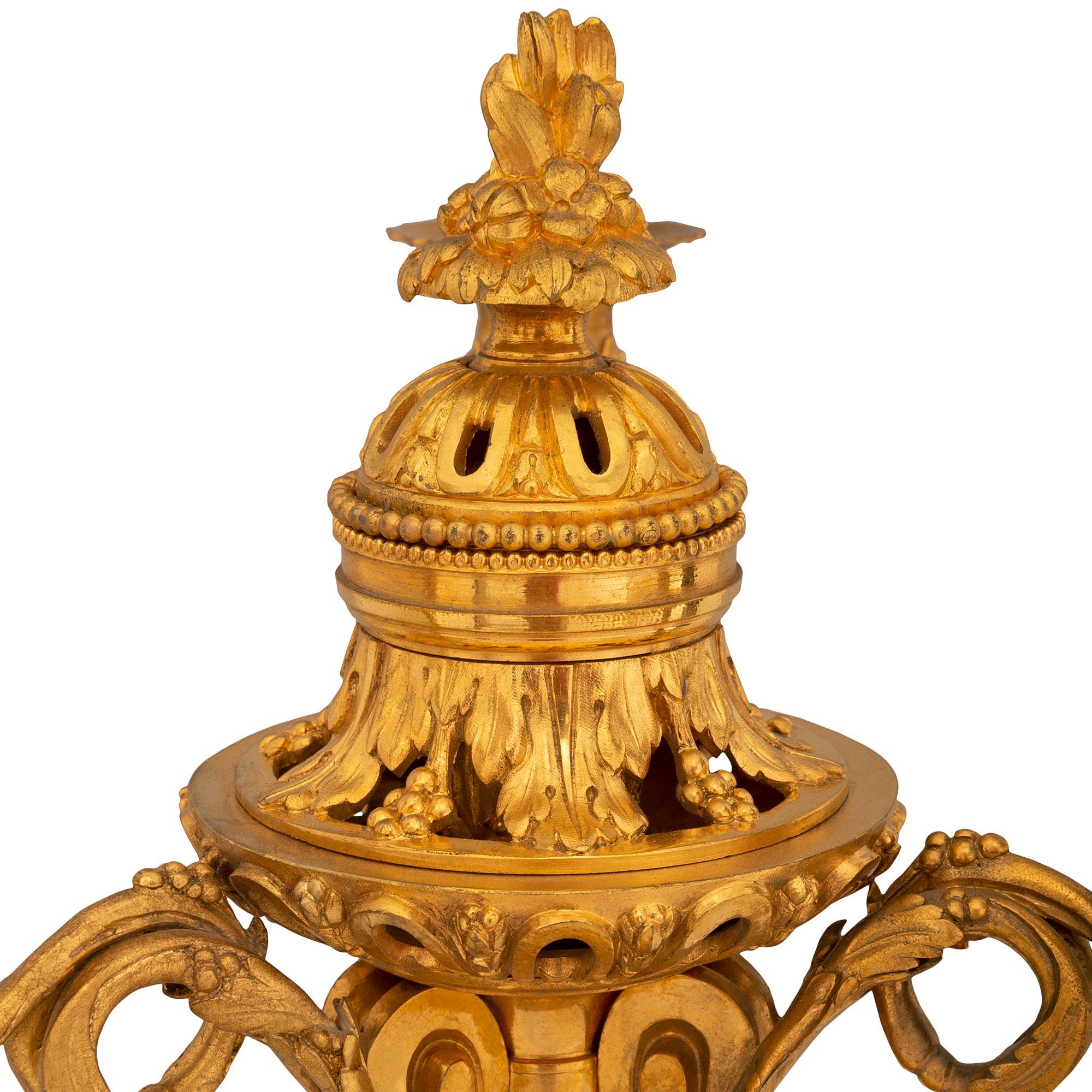 Une belle paire de candélabres français du 19ème siècle de style Louis XVI. Chaque candélabre est monté sur un support en marbre blanc de Carrare avec une garniture perlée en bronze doré à la base. Au-dessus, la colonne cannelée est décorée de