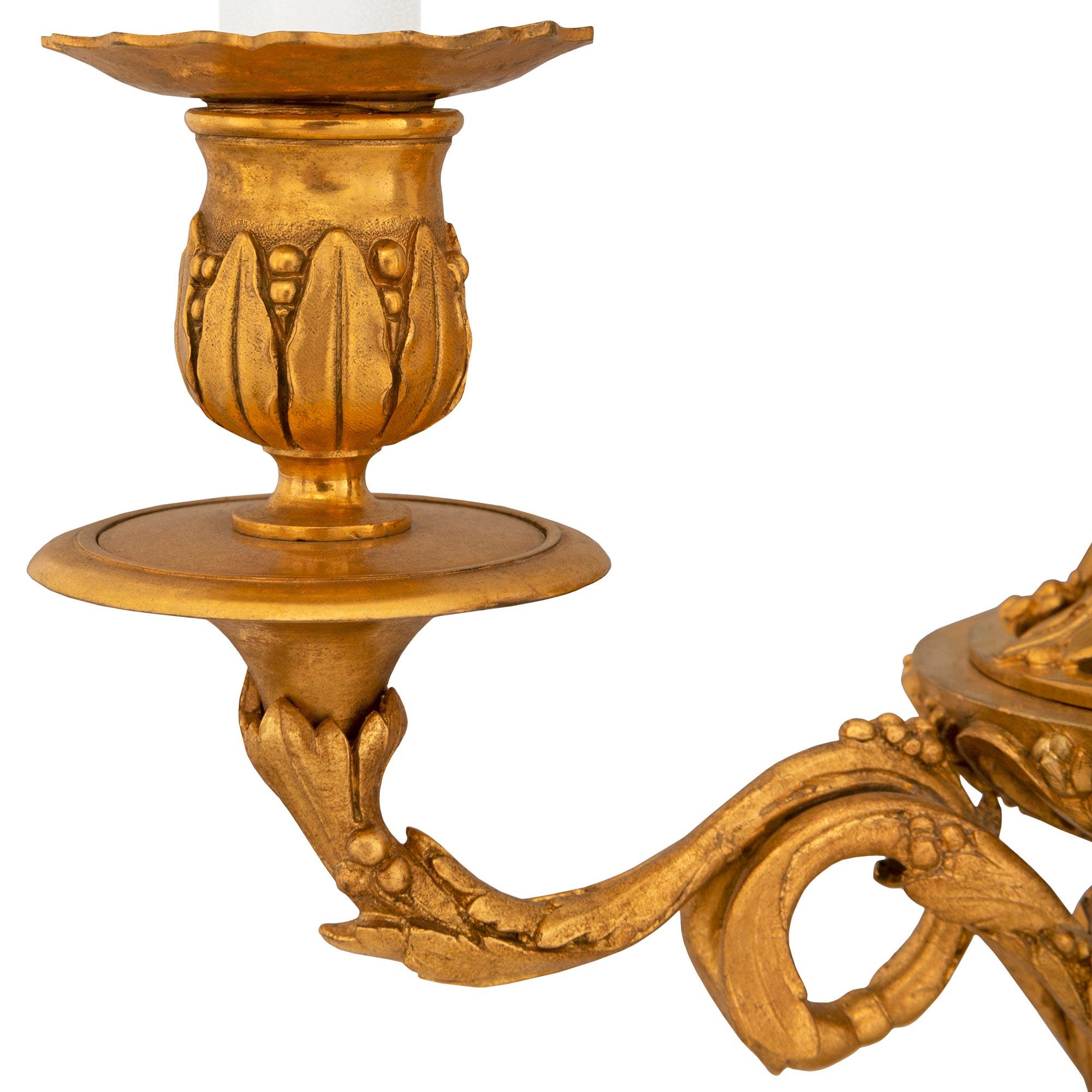 Bronze doré Paire de candélabres de style Louis XVI du XIXe siècle français en vente