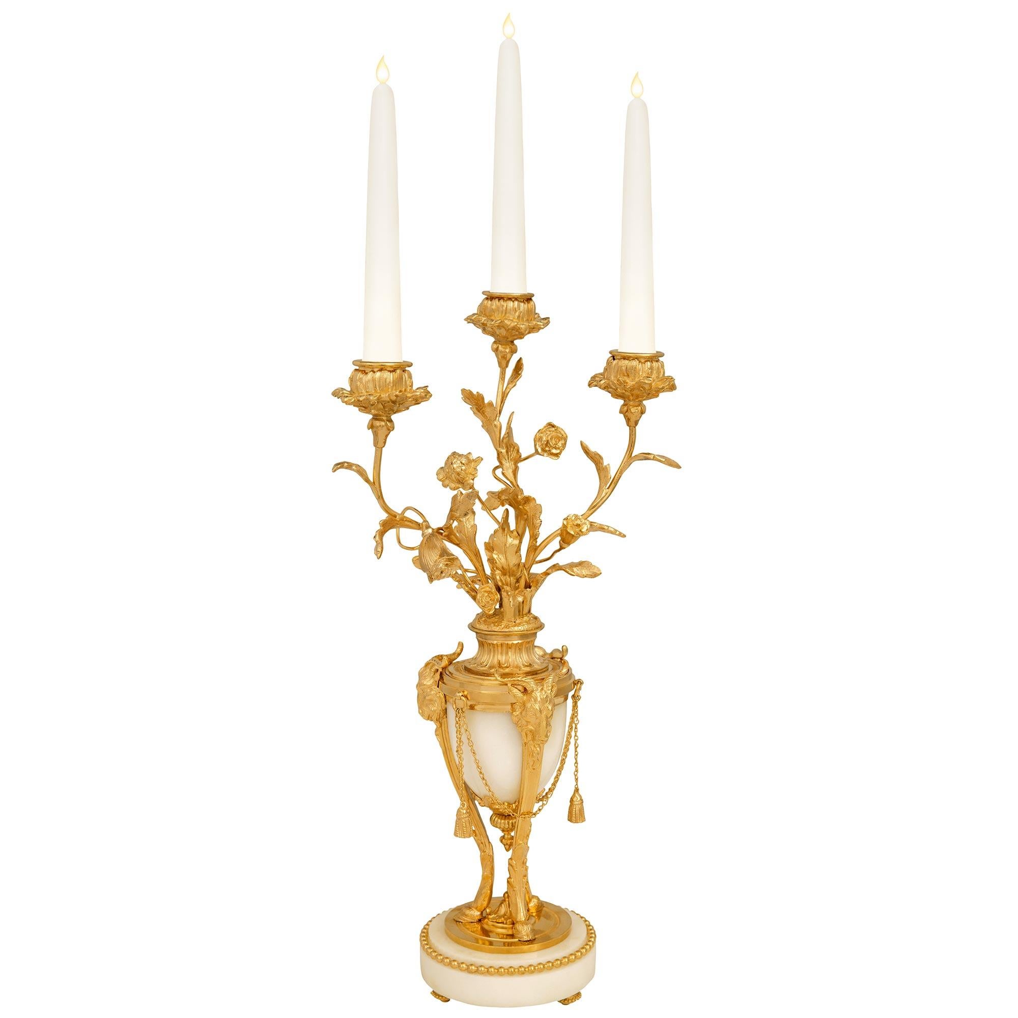 Pareja de candelabros franceses del siglo XIX de mármol de Carrara y Ormolu del s. XVI Luis XVI en venta
