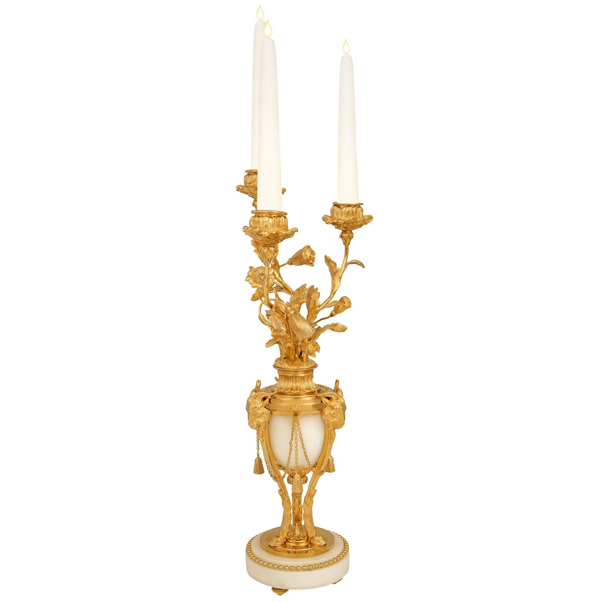 Pareja de candelabros franceses del siglo XIX de mármol de Carrara y Ormolu del s. XVI Francés en venta