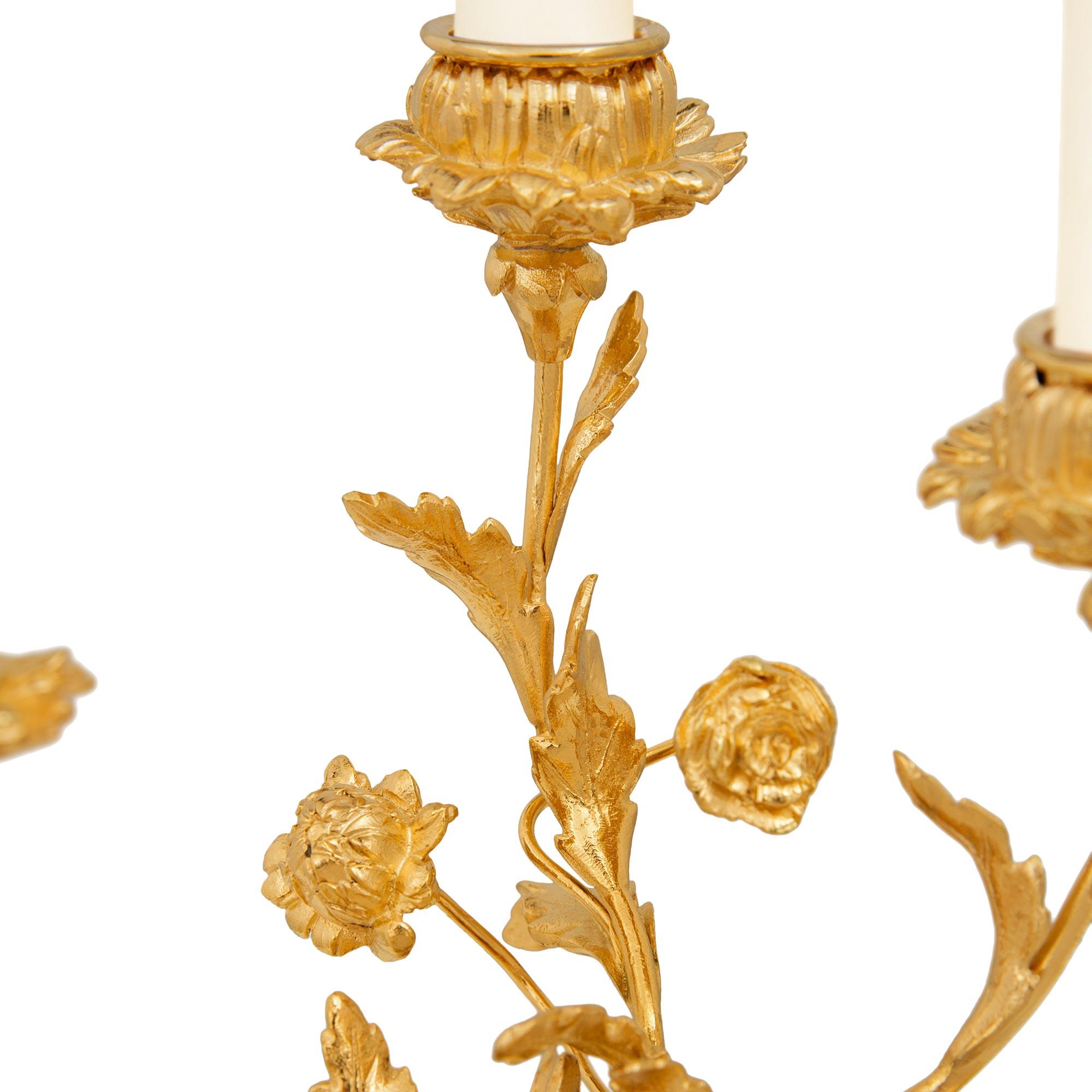 Pareja de candelabros franceses del siglo XIX de mármol de Carrara y Ormolu del s. XVI en Bueno estado para la venta en West Palm Beach, FL