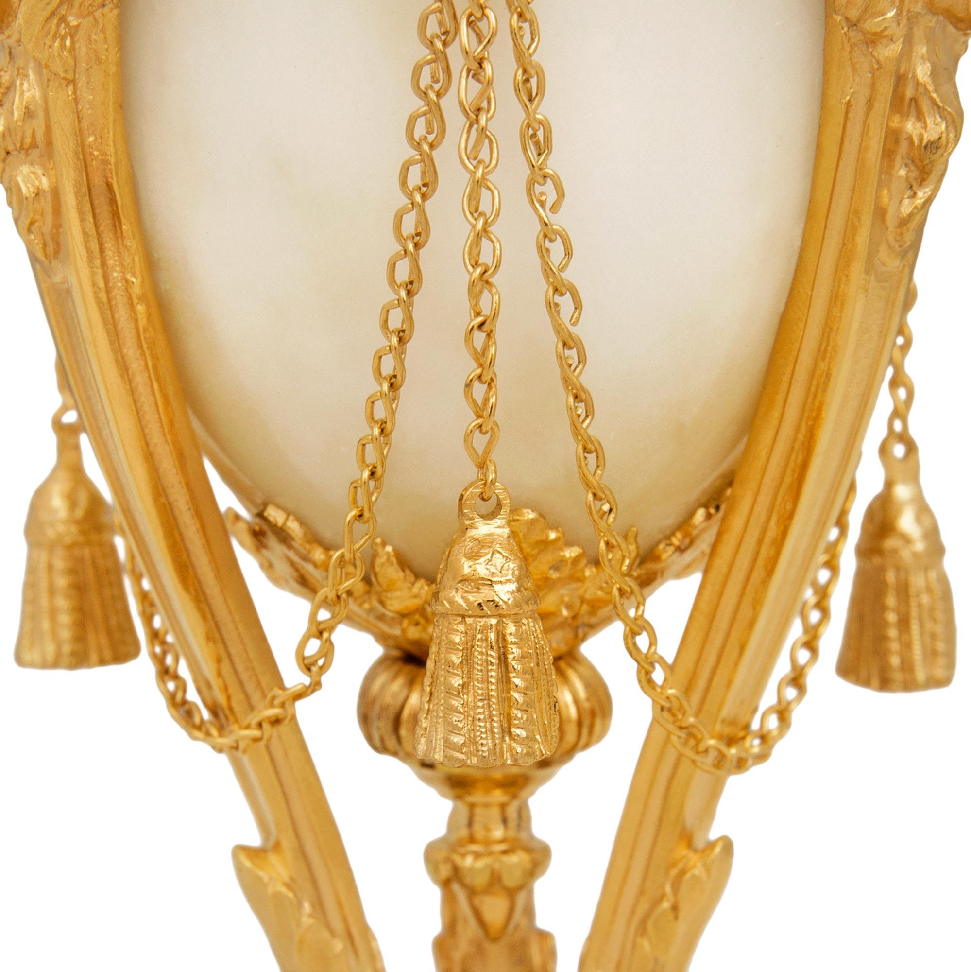 Pareja de candelabros franceses del siglo XIX de mármol de Carrara y Ormolu del s. XVI Ormolú en venta