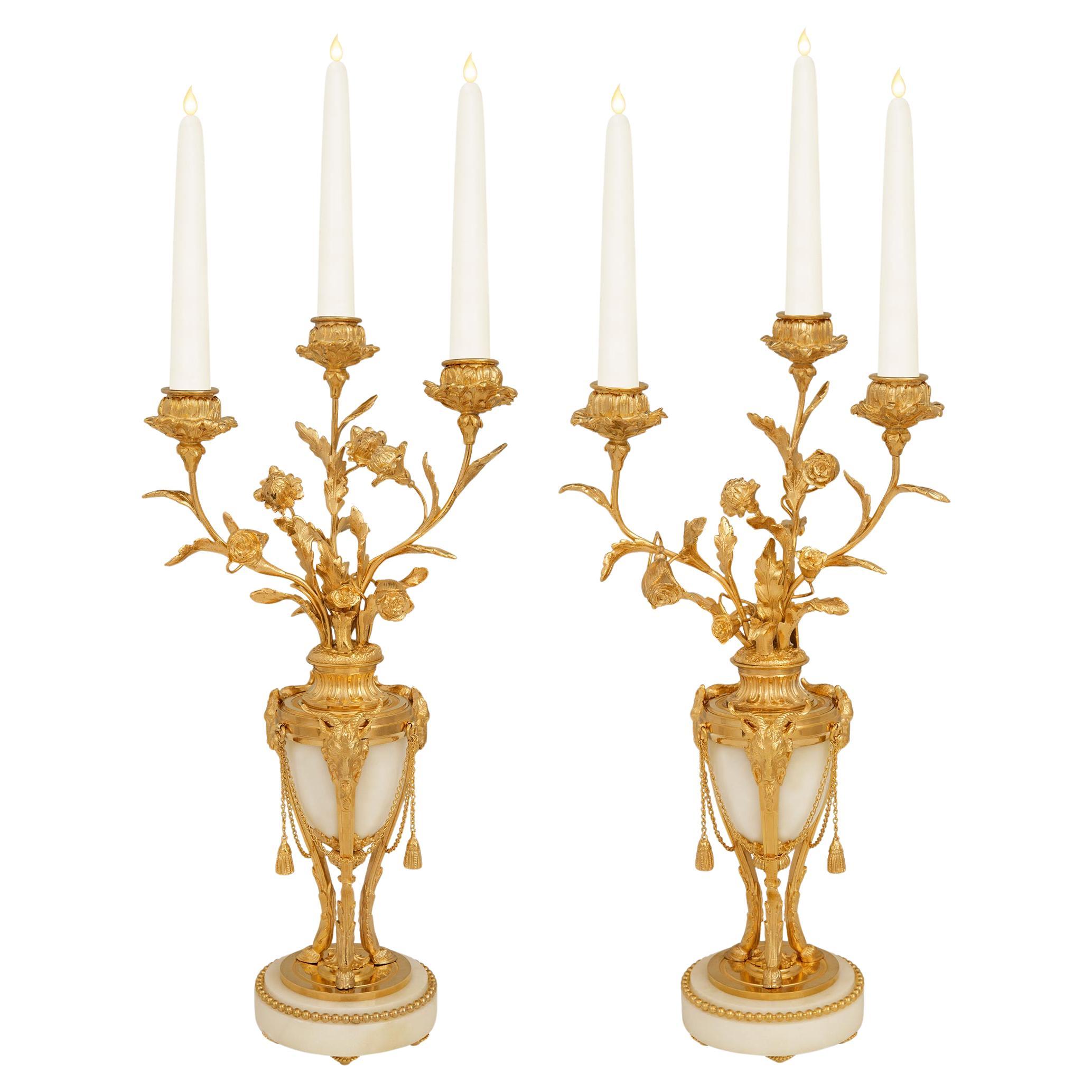 Pareja de candelabros franceses del siglo XIX de mármol de Carrara y Ormolu del s. XVI en venta