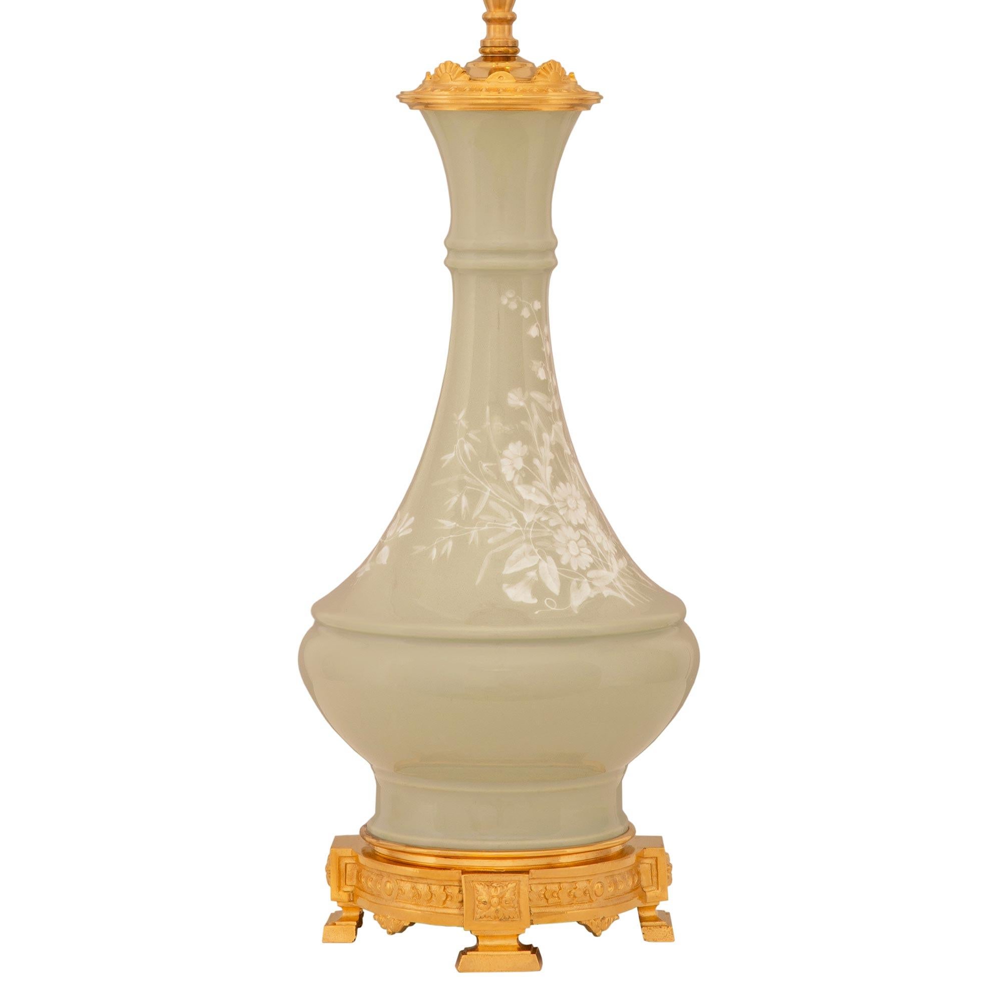 Français Paire de lampes en porcelaine céladon et bronze doré de style Louis XVI du 19e siècle en vente