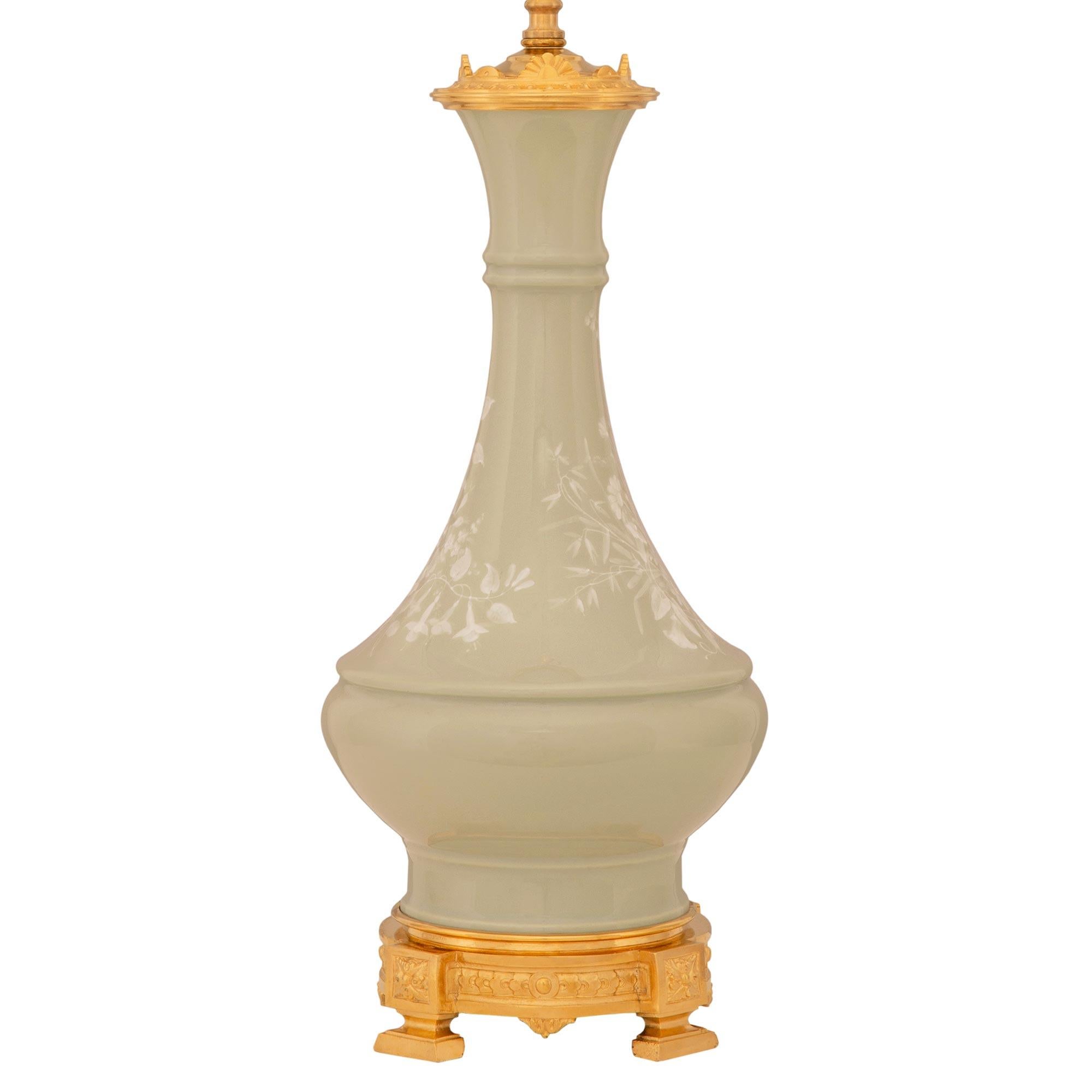 Paire de lampes en porcelaine céladon et bronze doré de style Louis XVI du 19e siècle Bon état - En vente à West Palm Beach, FL