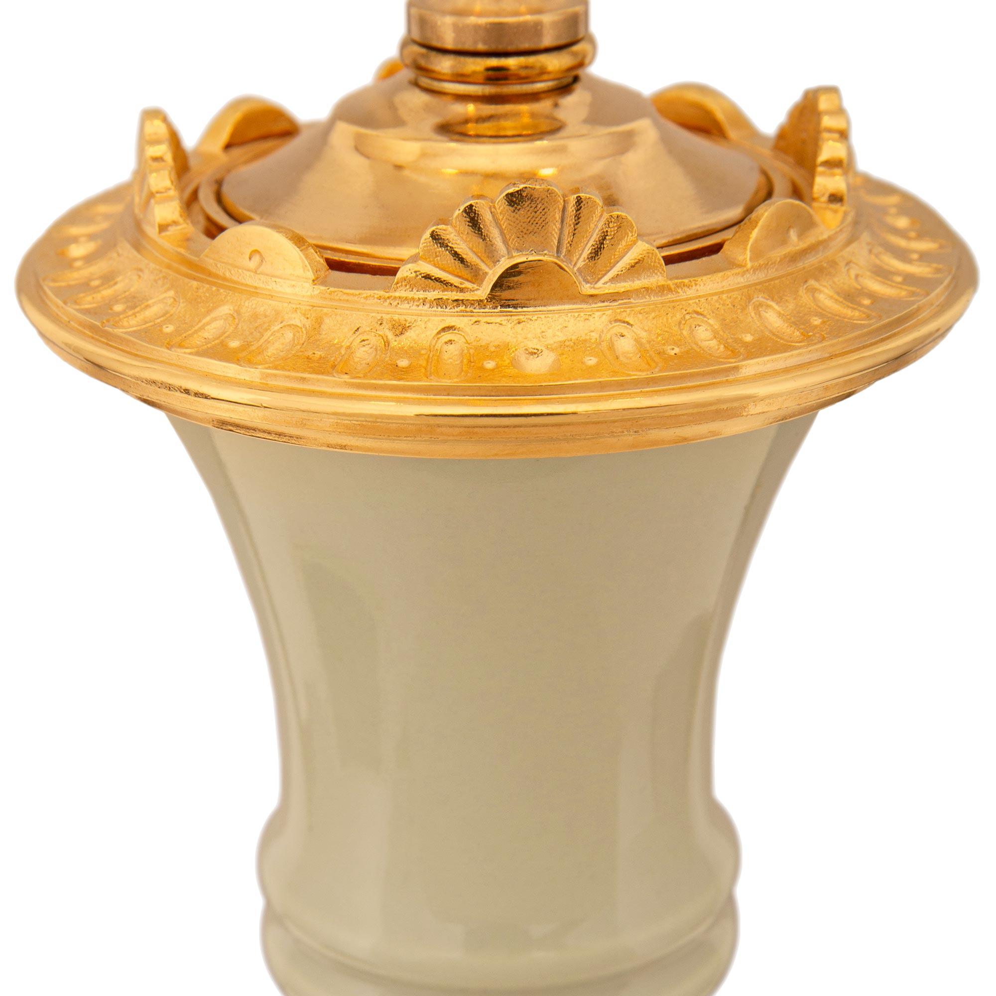XIXe siècle Paire de lampes en porcelaine céladon et bronze doré de style Louis XVI du 19e siècle en vente