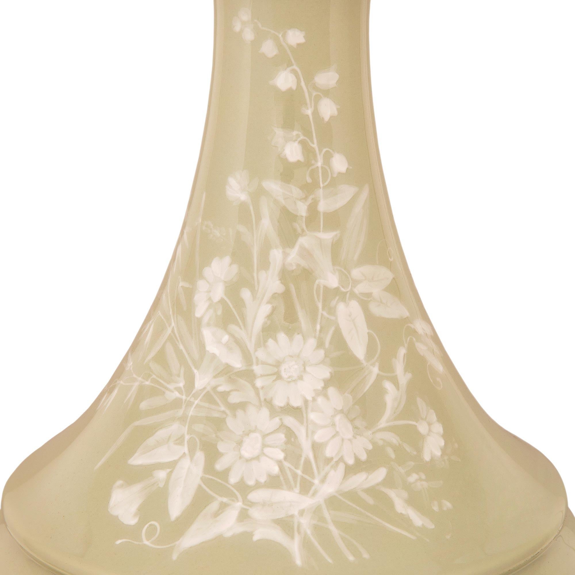 Porcelaine Paire de lampes en porcelaine céladon et bronze doré de style Louis XVI du 19e siècle en vente
