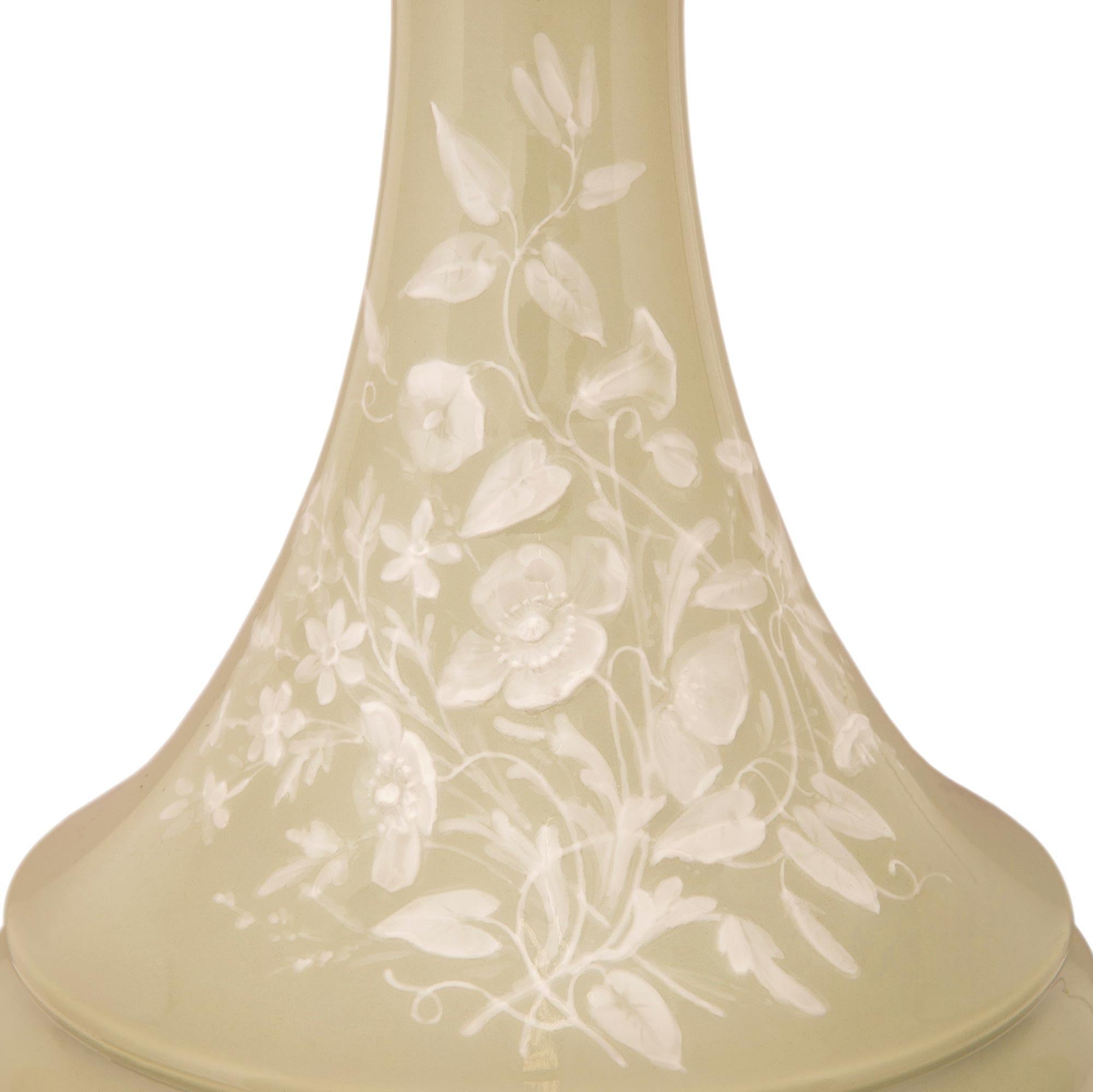 Paire de lampes en porcelaine céladon et bronze doré de style Louis XVI du 19e siècle en vente 1