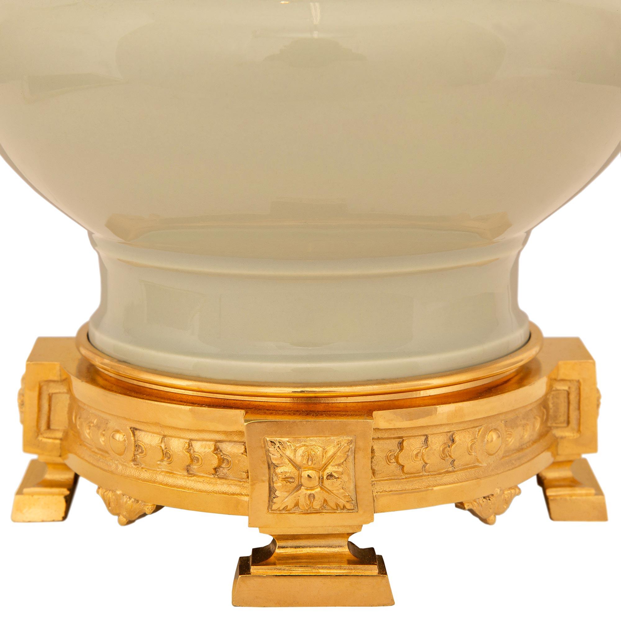 Paire de lampes en porcelaine céladon et bronze doré de style Louis XVI du 19e siècle en vente 2