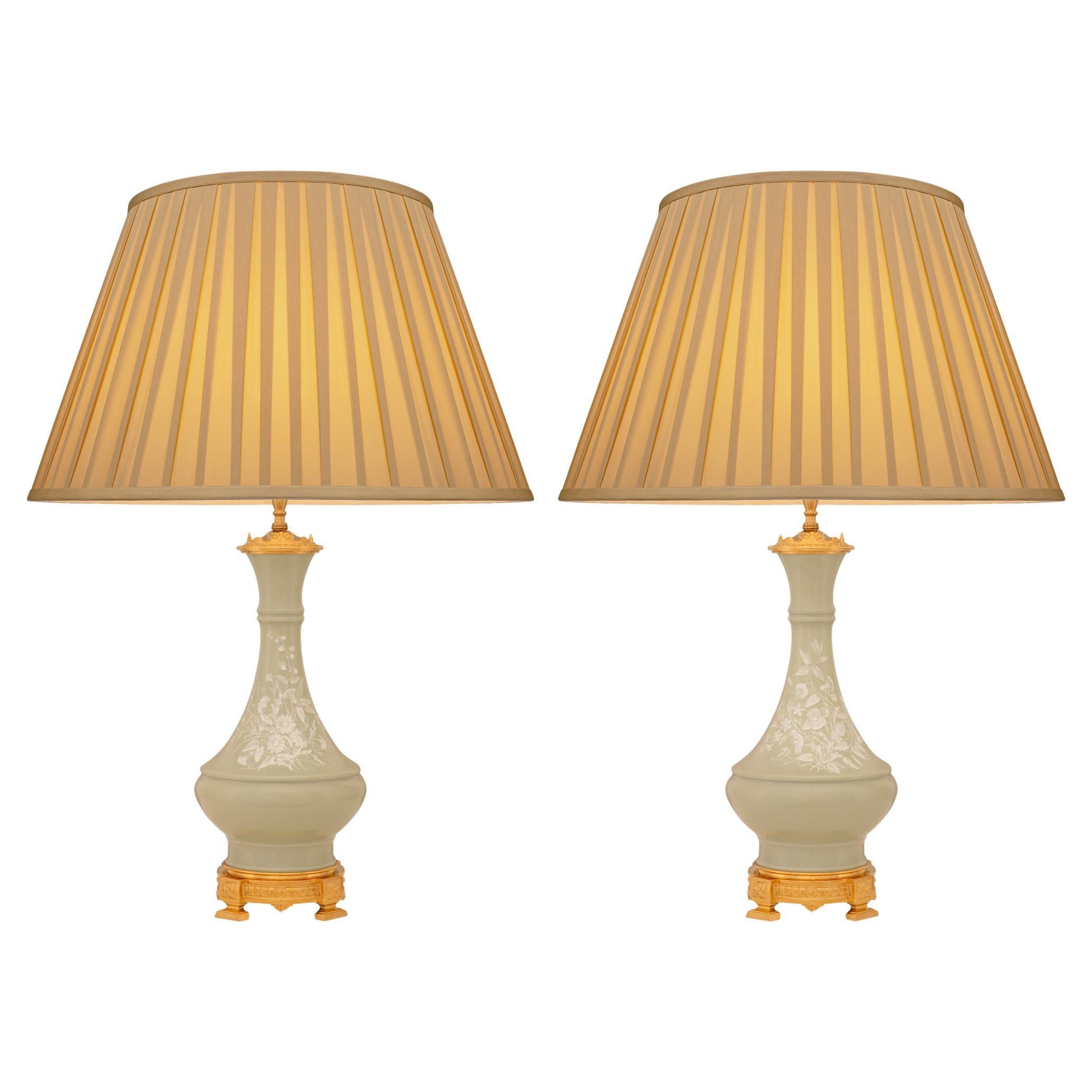 Paire de lampes en porcelaine céladon et bronze doré de style Louis XVI du 19e siècle en vente