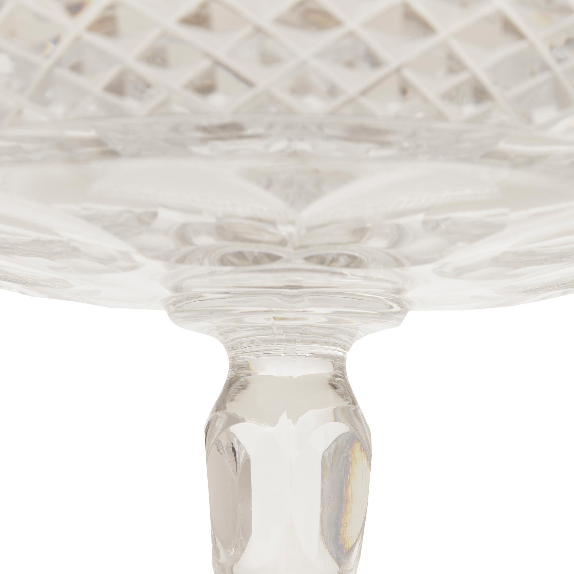 Cristal Paire de tazzas français du XIXe siècle de style Louis XVI, en cristal et bronze doré. en vente