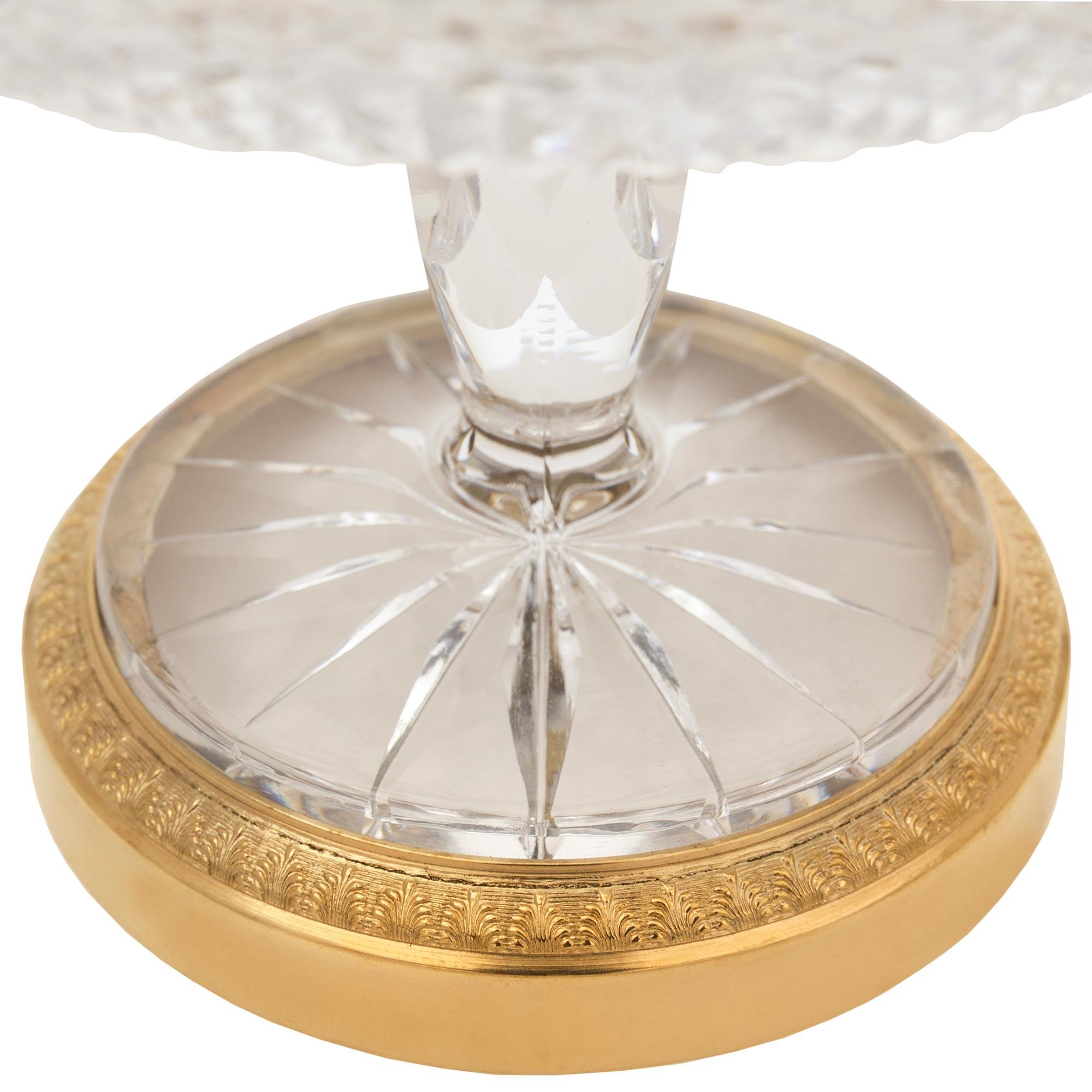 Paire de tazzas français du XIXe siècle de style Louis XVI, en cristal et bronze doré. en vente 1