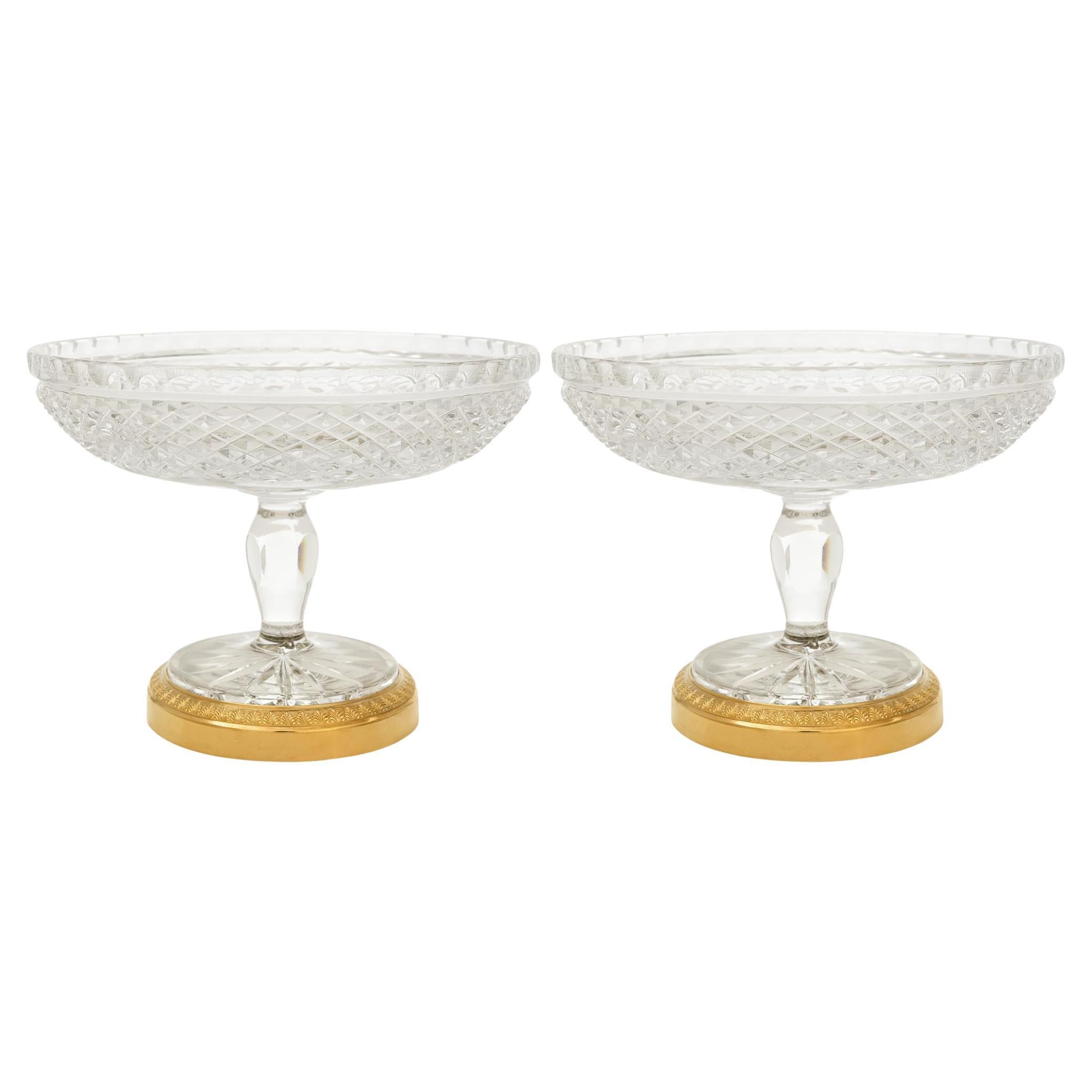 Paar französische Tazzas aus St. Louis XVI des 19. Jahrhunderts aus Kristall und Ormolu.