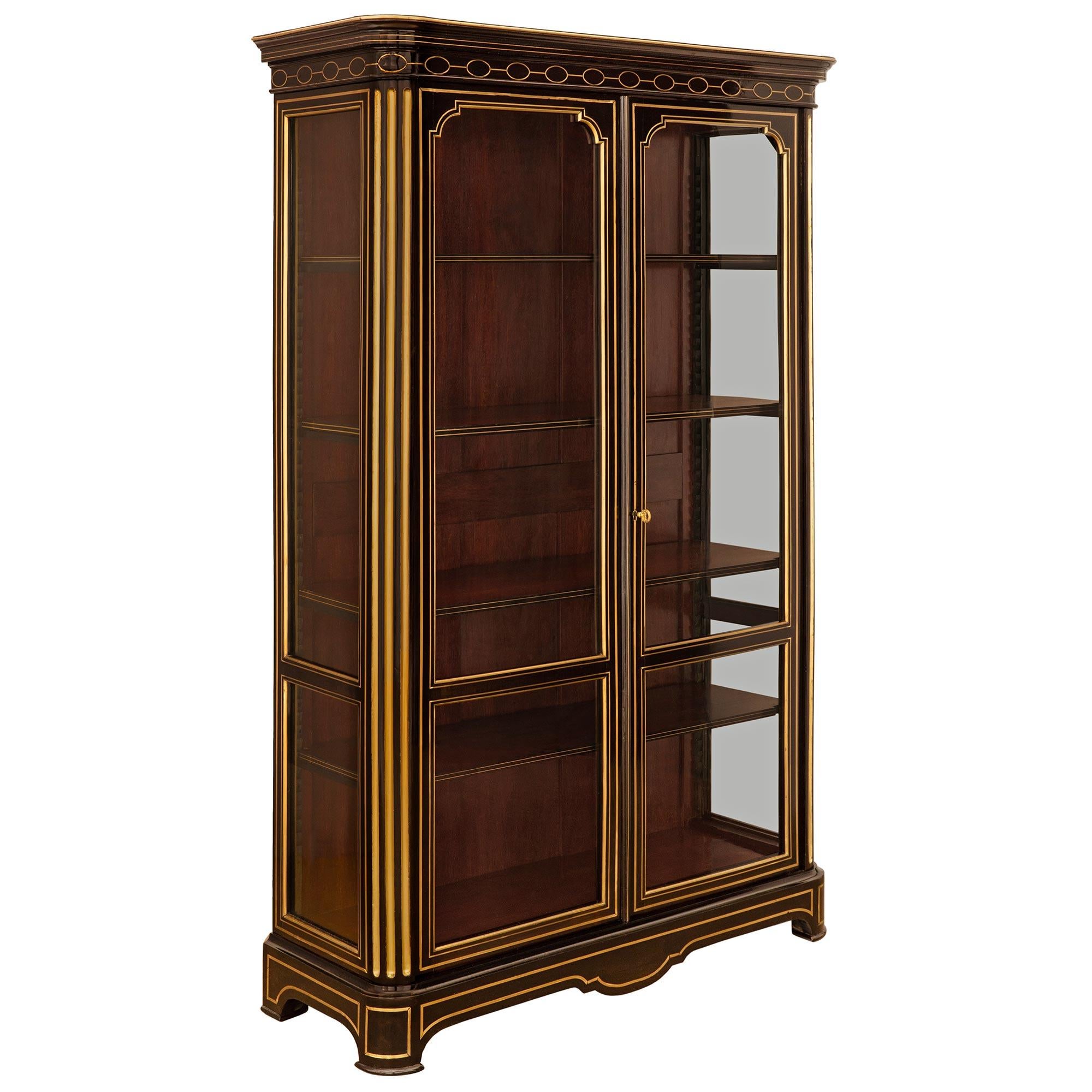 Francese coppia di vetrine Boulle in legno d'ebano e dorato del XIX secolo, in stile Luigi XVI in vendita