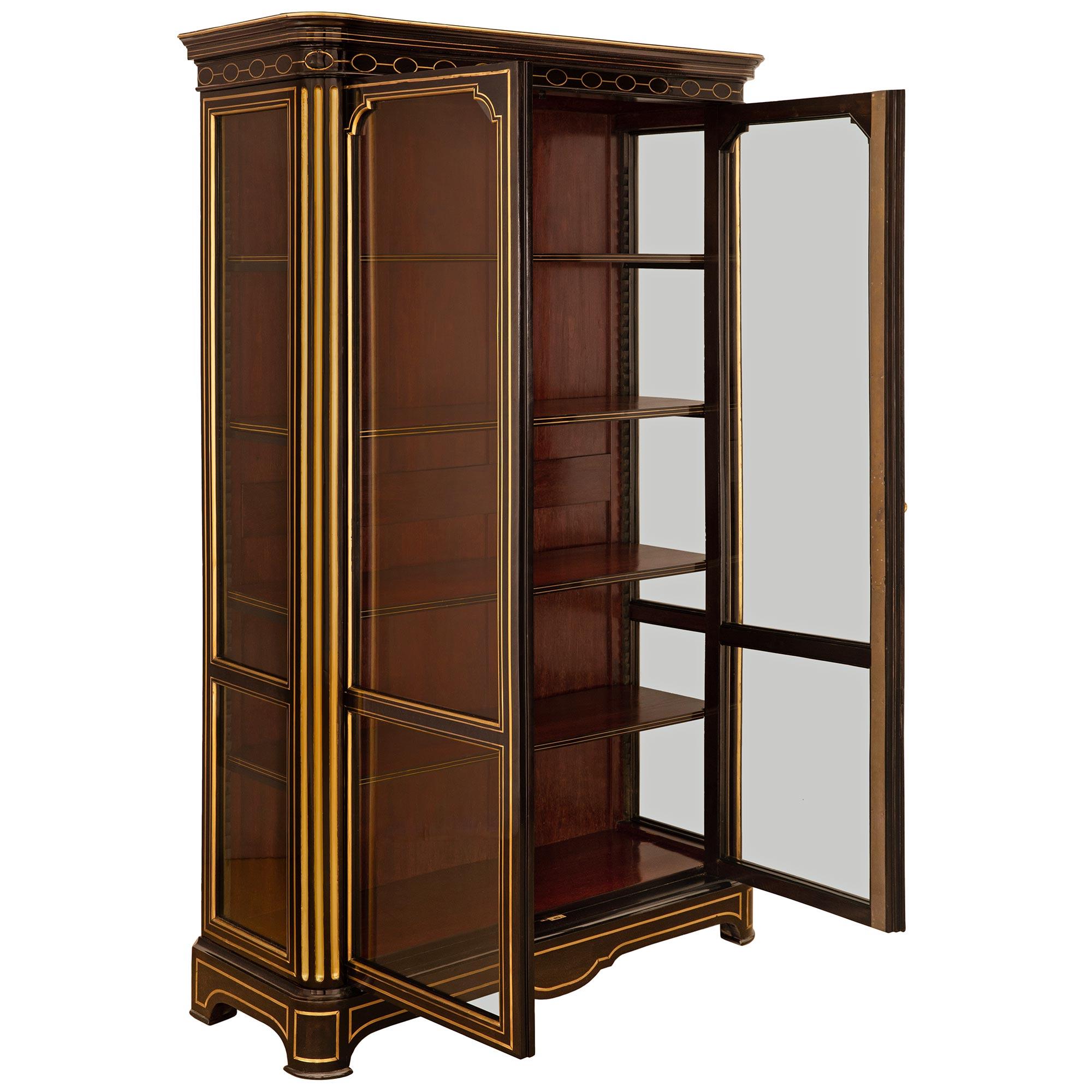 coppia di vetrine Boulle in legno d'ebano e dorato del XIX secolo, in stile Luigi XVI In condizioni buone in vendita a West Palm Beach, FL