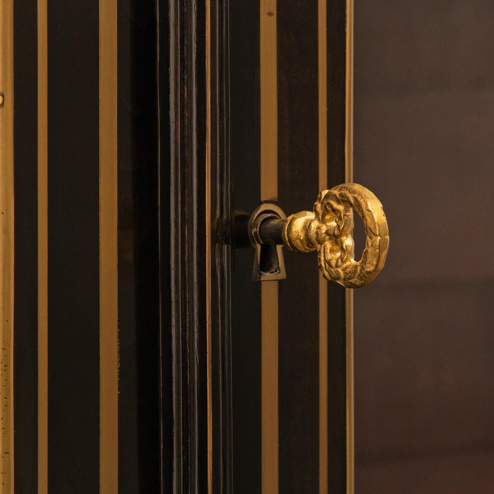 coppia di vetrine Boulle in legno d'ebano e dorato del XIX secolo, in stile Luigi XVI in vendita 3