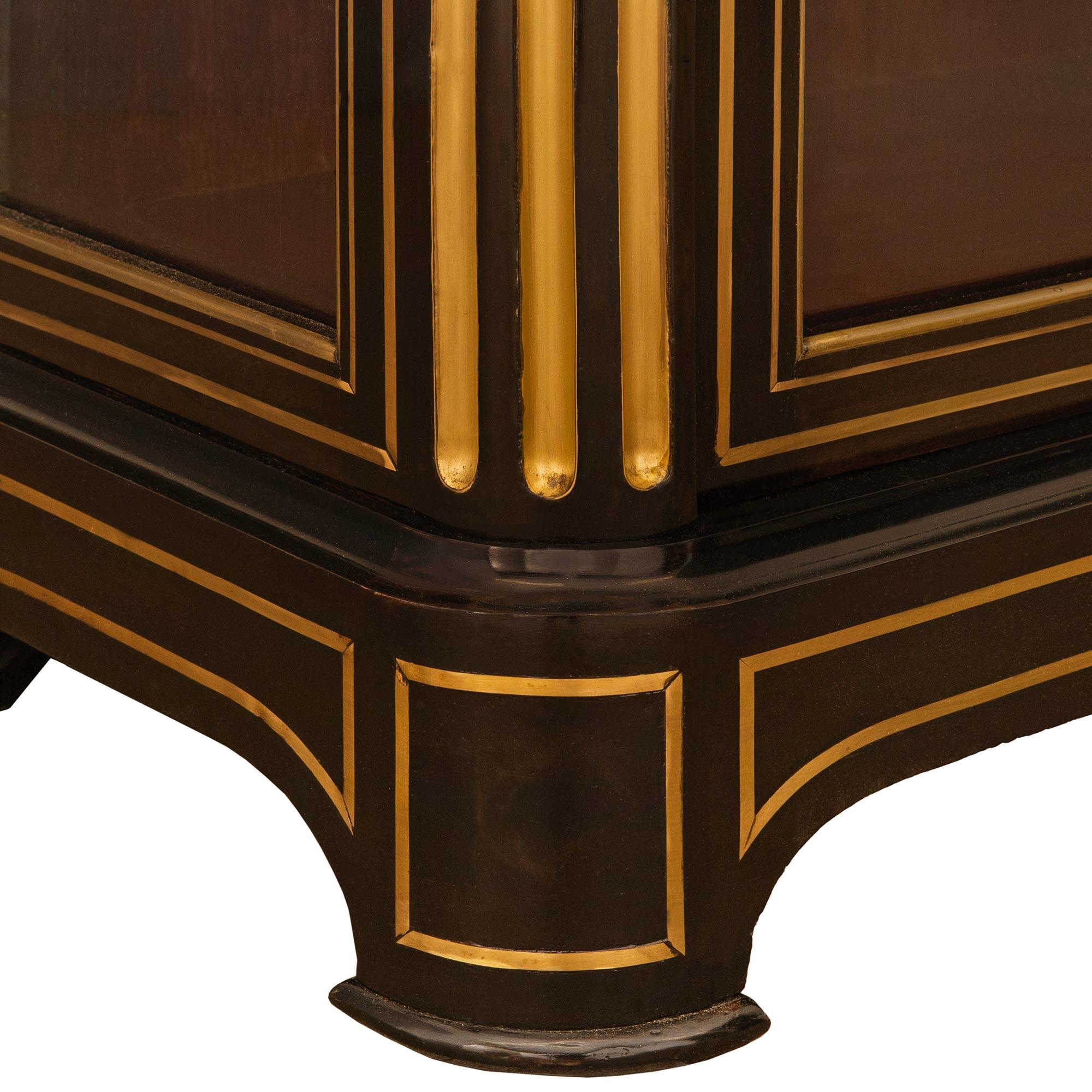 coppia di vetrine Boulle in legno d'ebano e dorato del XIX secolo, in stile Luigi XVI in vendita 4