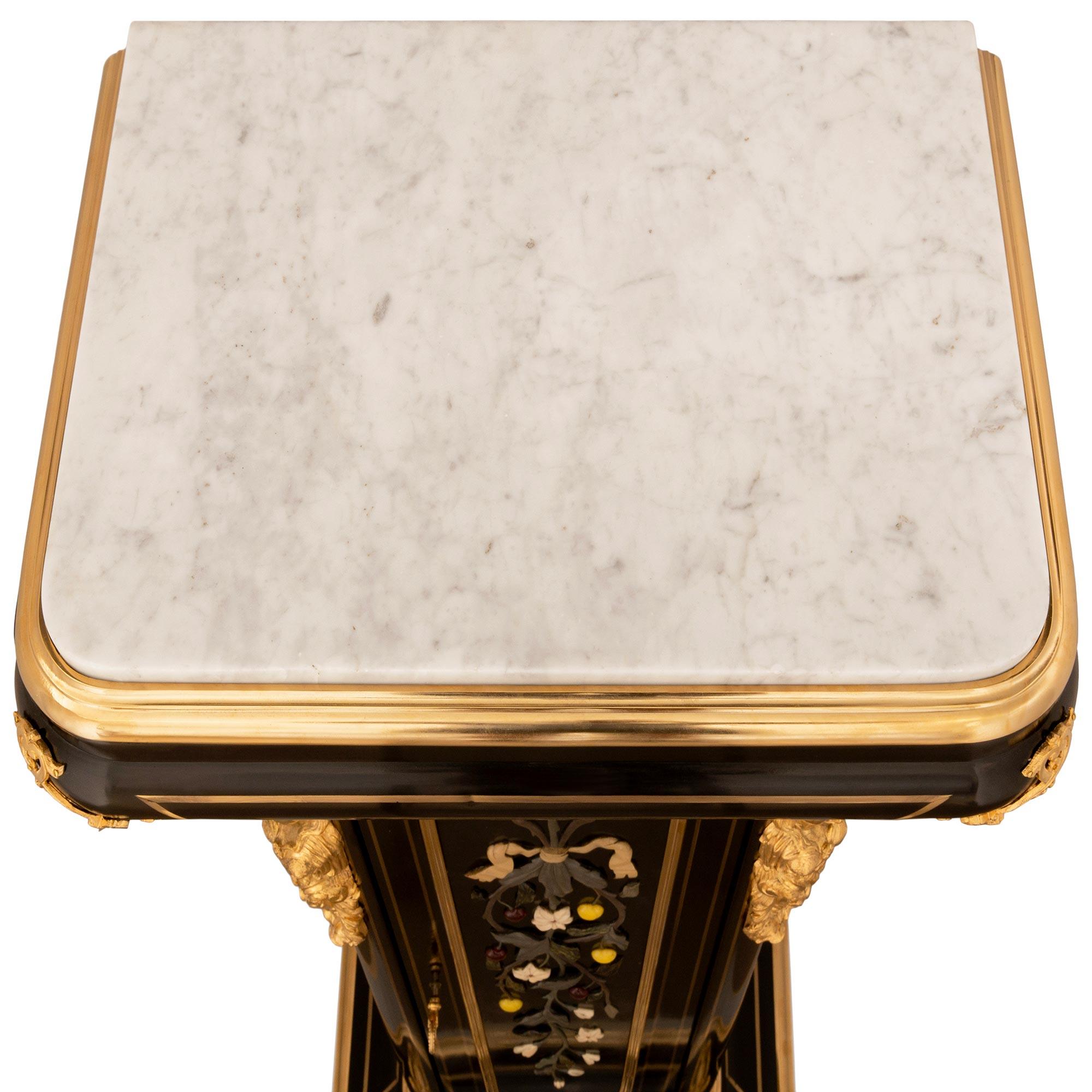 Paar französische Louis-XVI-Sockel aus Ebenholz, Goldbronze und Marmor aus dem 19. Jahrhundert im Angebot 4