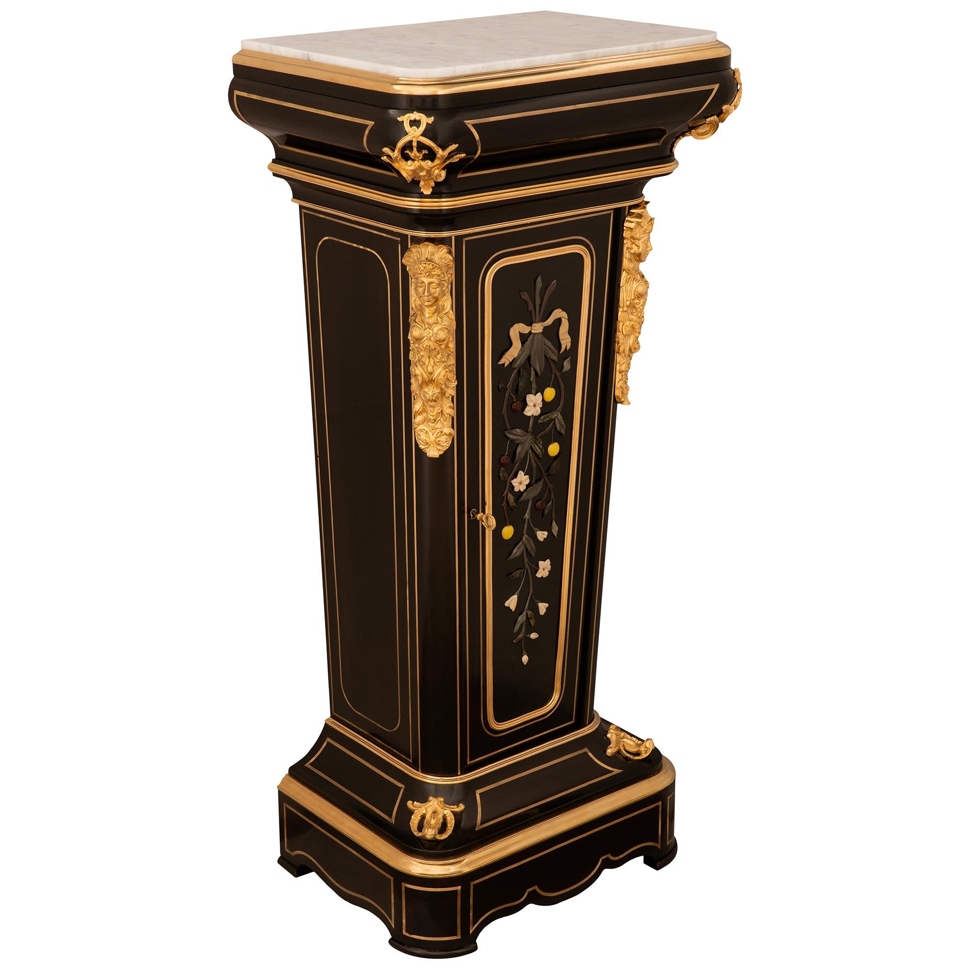 Paar französische Louis-XVI-Sockel aus Ebenholz, Goldbronze und Marmor aus dem 19. Jahrhundert (Louis XVI.) im Angebot