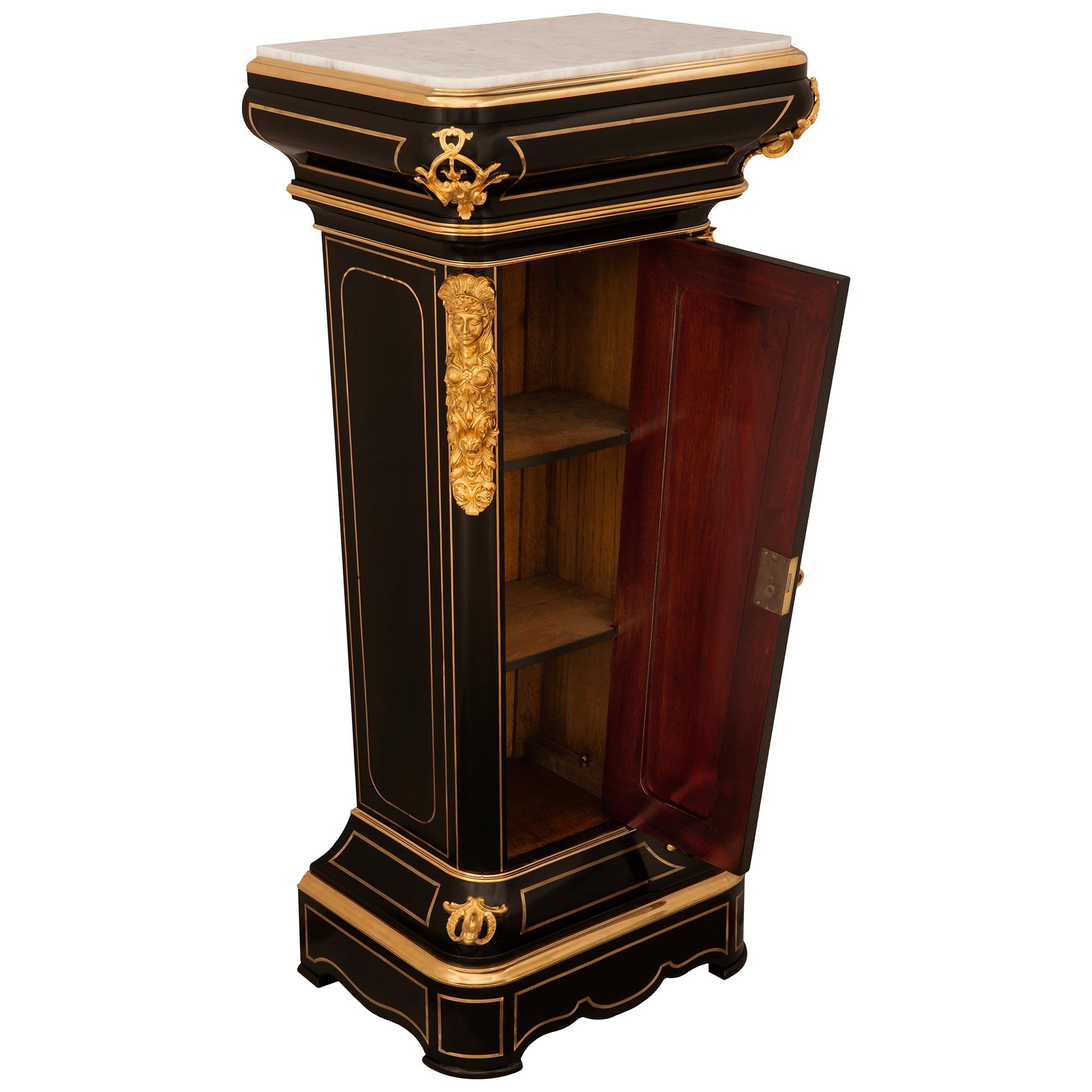 Paar französische Louis-XVI-Sockel aus Ebenholz, Goldbronze und Marmor aus dem 19. Jahrhundert (Französisch) im Angebot