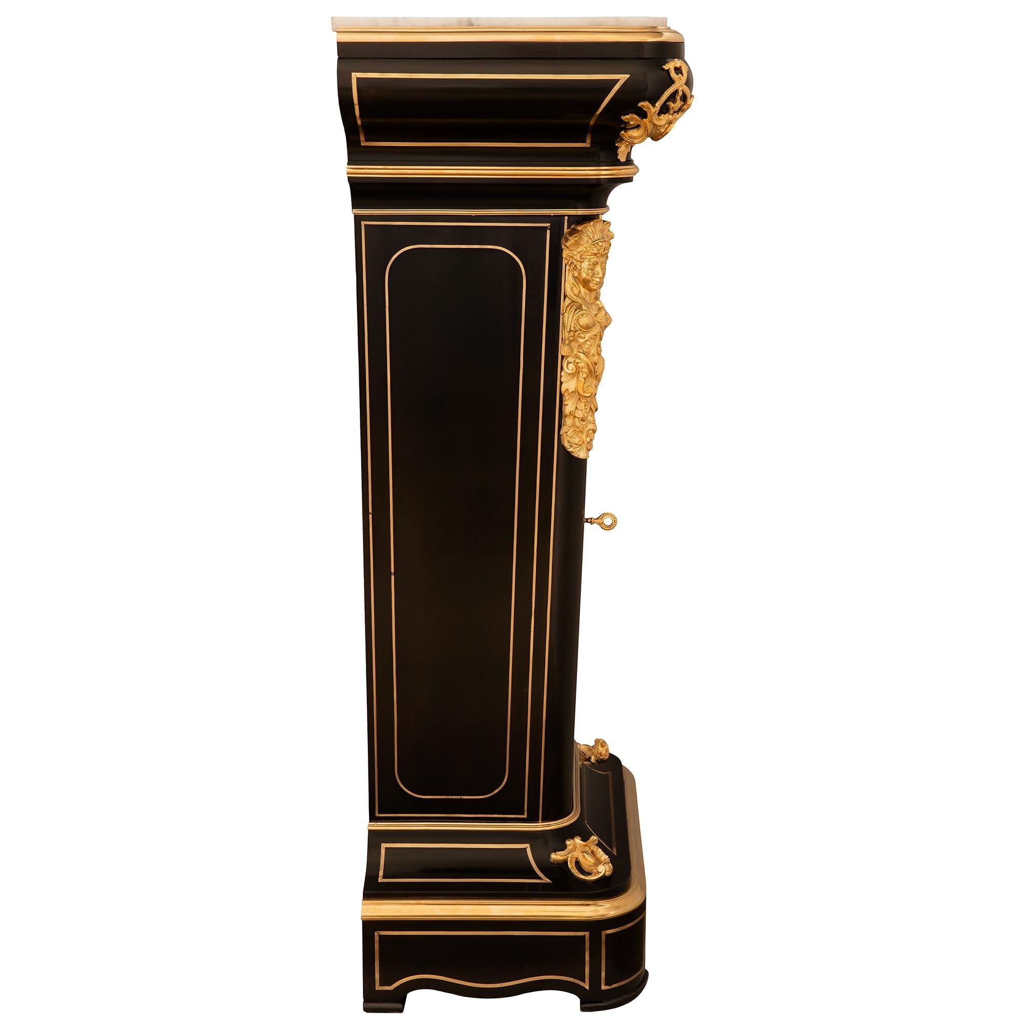 Paar französische Louis-XVI-Sockel aus Ebenholz, Goldbronze und Marmor aus dem 19. Jahrhundert im Zustand „Gut“ im Angebot in West Palm Beach, FL