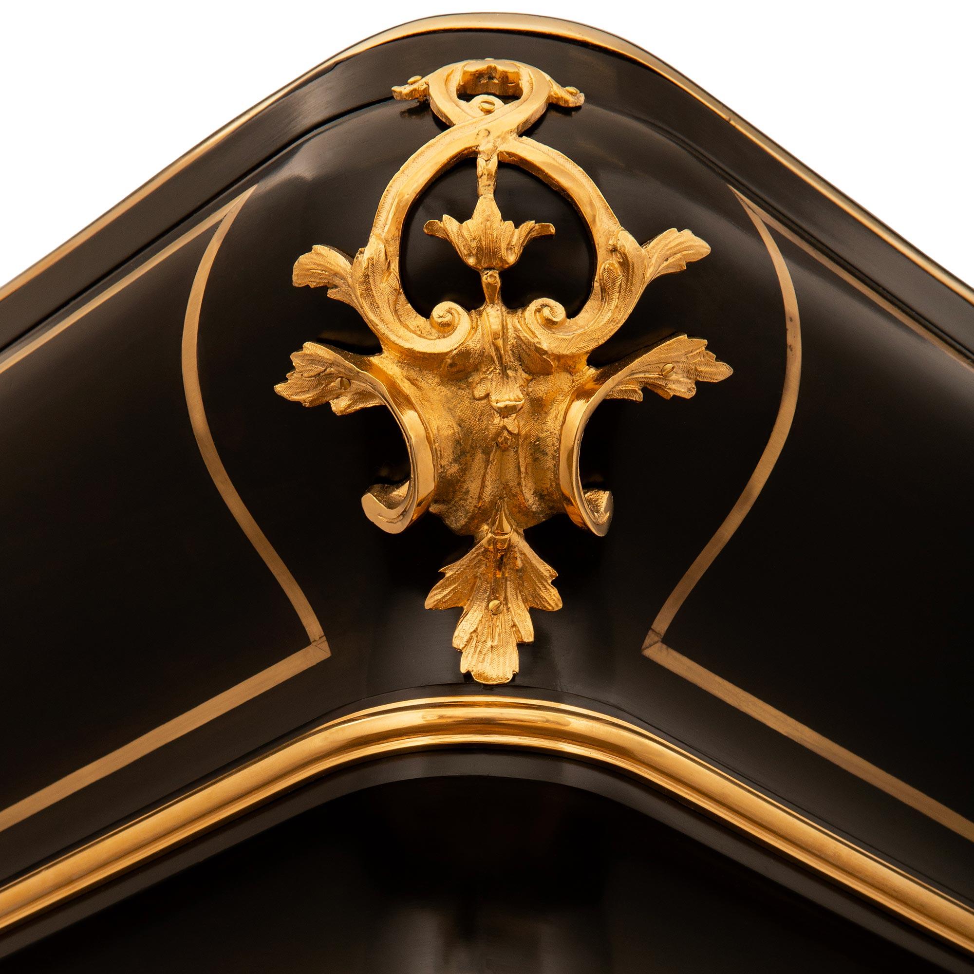Paar französische Louis-XVI-Sockel aus Ebenholz, Goldbronze und Marmor aus dem 19. Jahrhundert (Stein) im Angebot