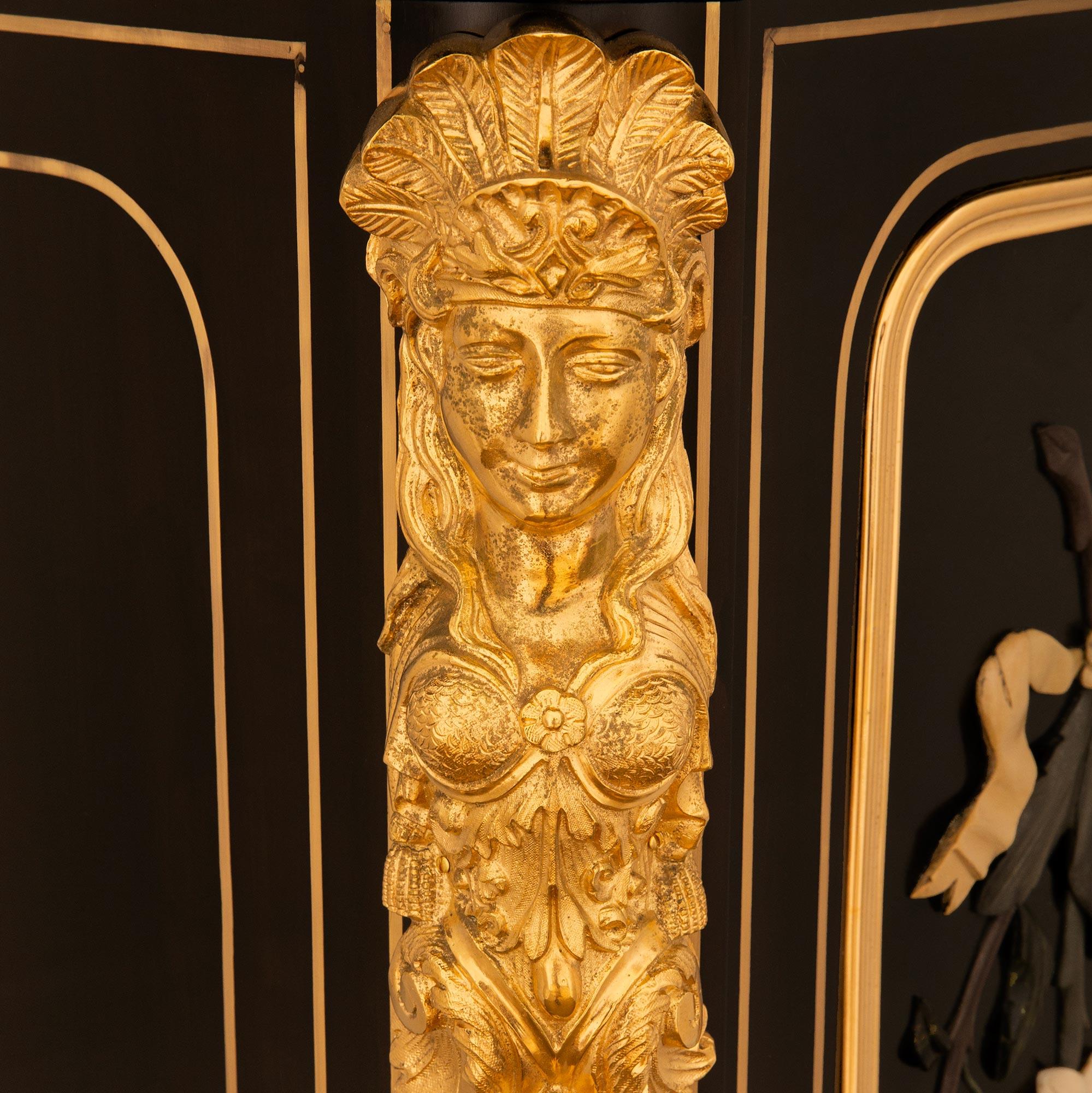 Paar französische Louis-XVI-Sockel aus Ebenholz, Goldbronze und Marmor aus dem 19. Jahrhundert im Angebot 1