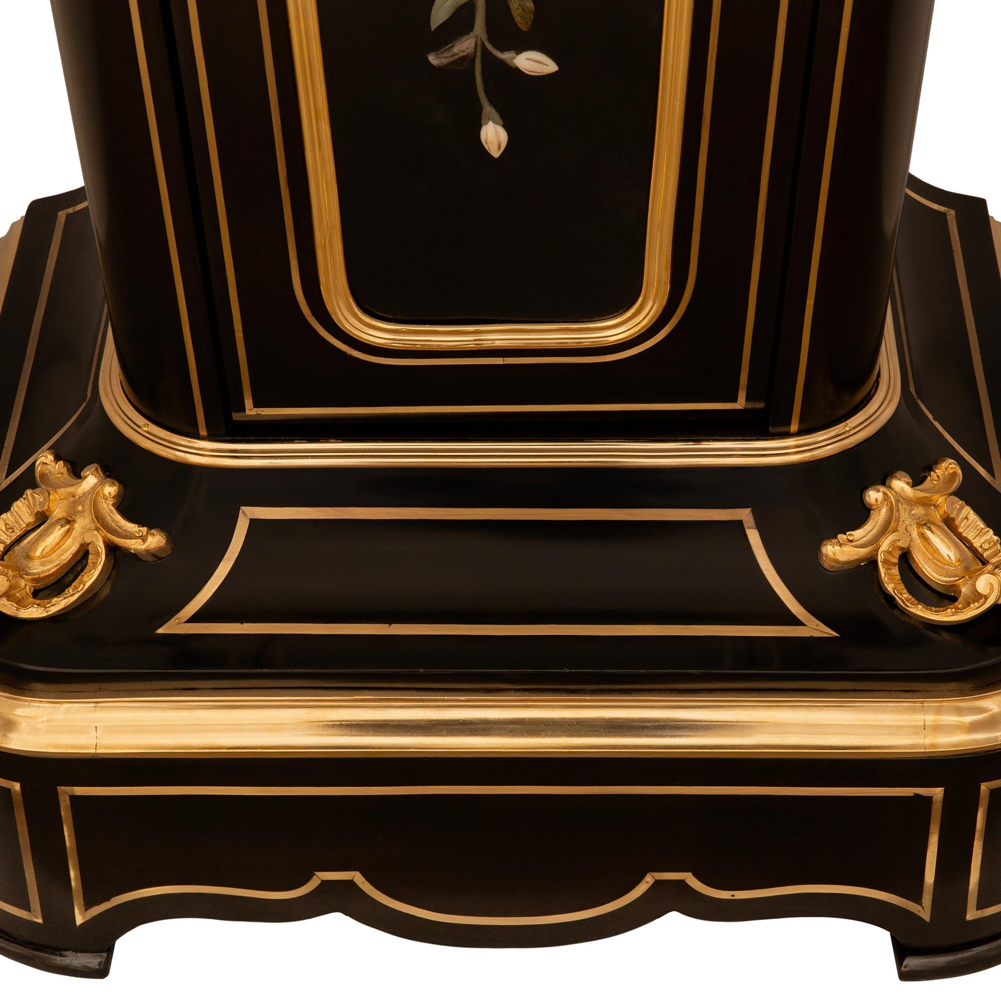 Paar französische Louis-XVI-Sockel aus Ebenholz, Goldbronze und Marmor aus dem 19. Jahrhundert im Angebot 3
