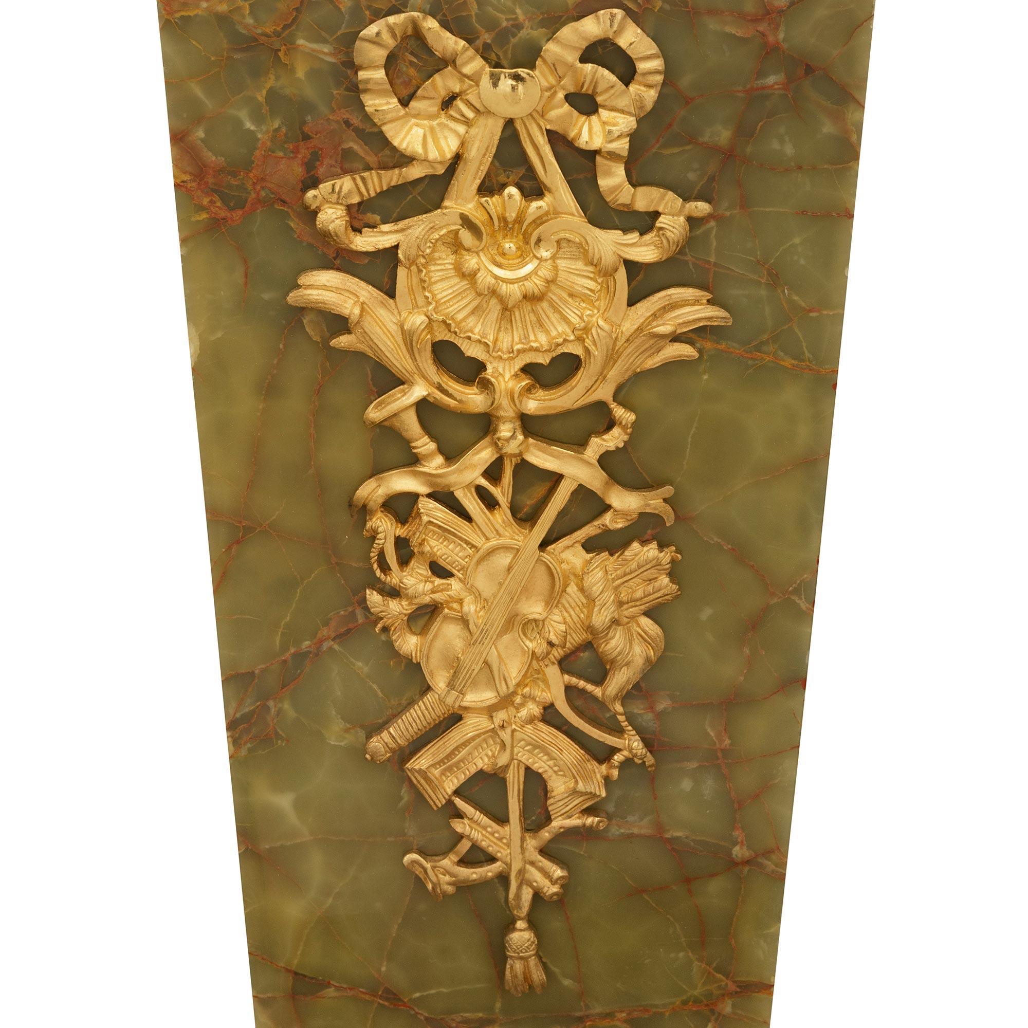 pair of French 19th century Louis XVI st. Ebony, Ormolu and Marble pedestals en vente 3