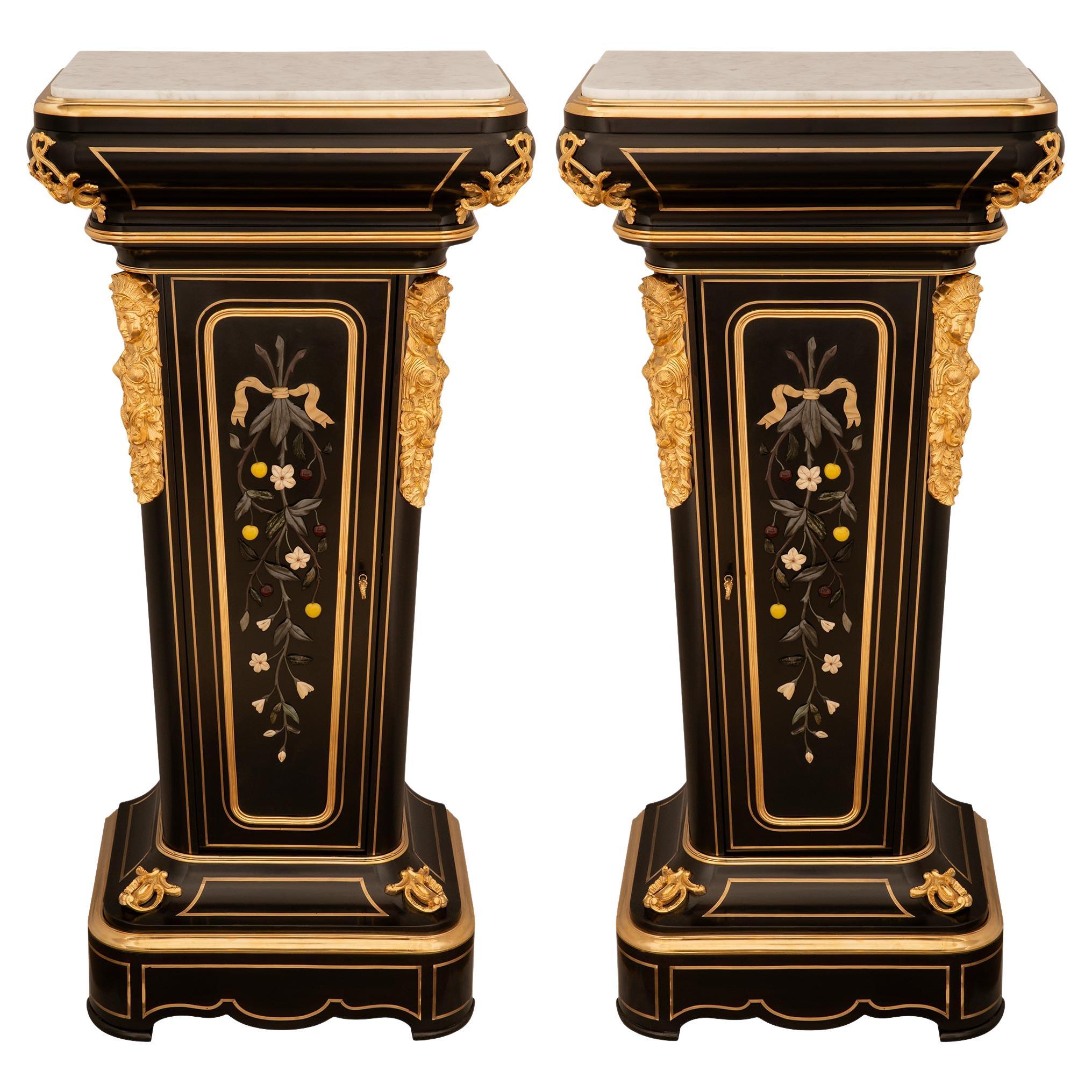Paar französische Louis-XVI-Sockel aus Ebenholz, Goldbronze und Marmor aus dem 19. Jahrhundert