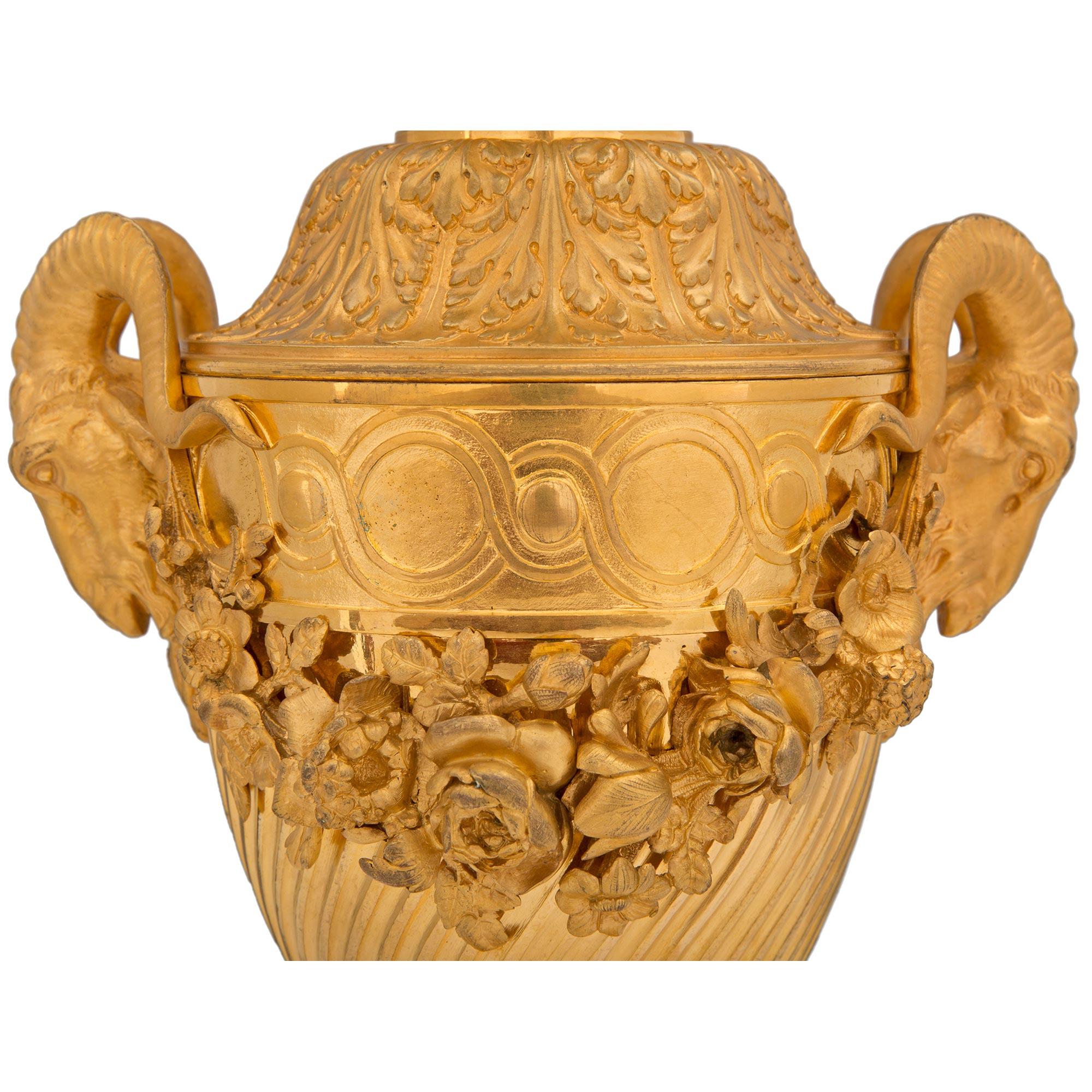 Similoro Coppia di candelabri in ormolu elettrificati francesi del XIX secolo di stile Luigi XVI in vendita