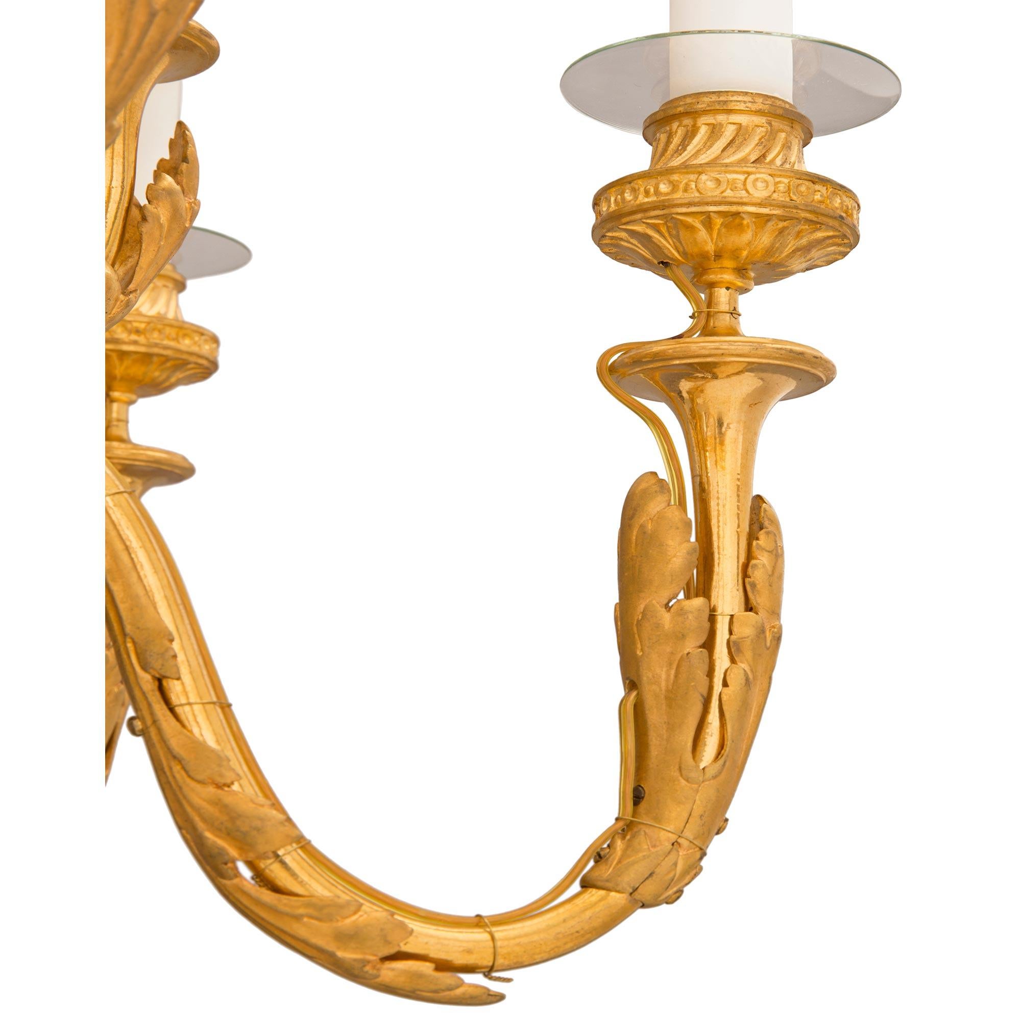 Coppia di candelabri in ormolu elettrificati francesi del XIX secolo di stile Luigi XVI in vendita 2
