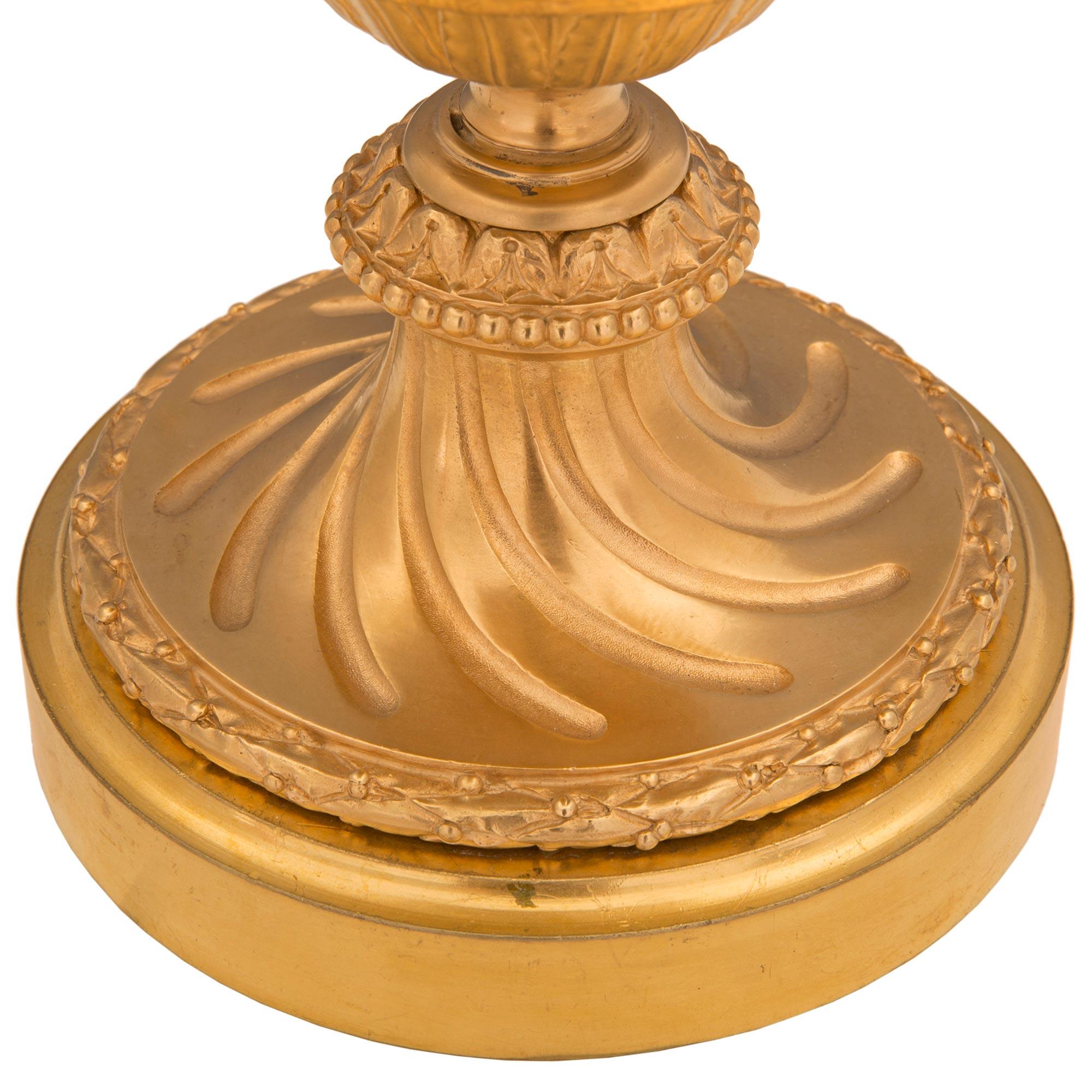 Coppia di candelabri in ormolu elettrificati francesi del XIX secolo di stile Luigi XVI in vendita 3