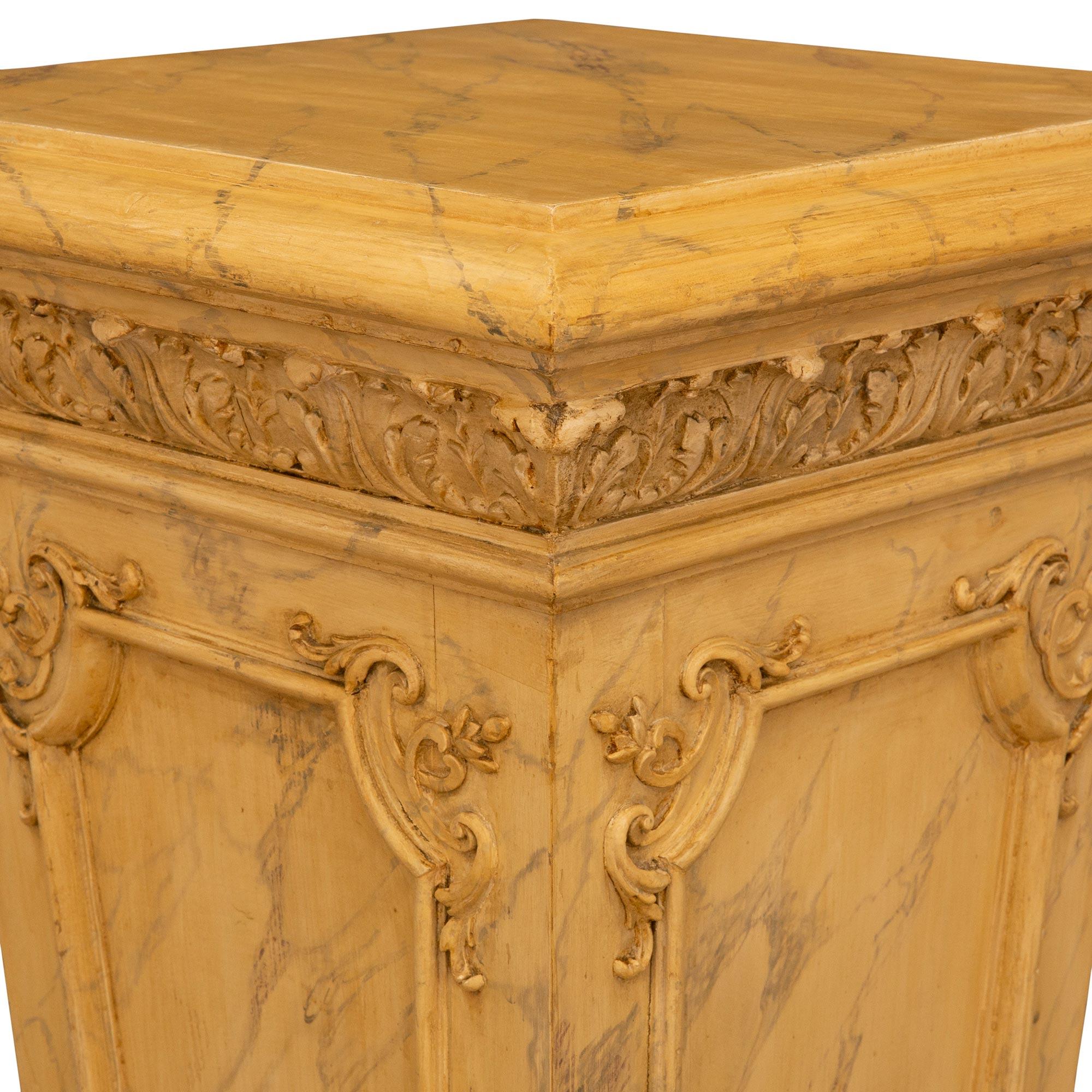Paar französische Marmorsockel aus dem 19. Jahrhundert im Stil von Louis XVI, kunstvoll bemalt (Französisch) im Angebot