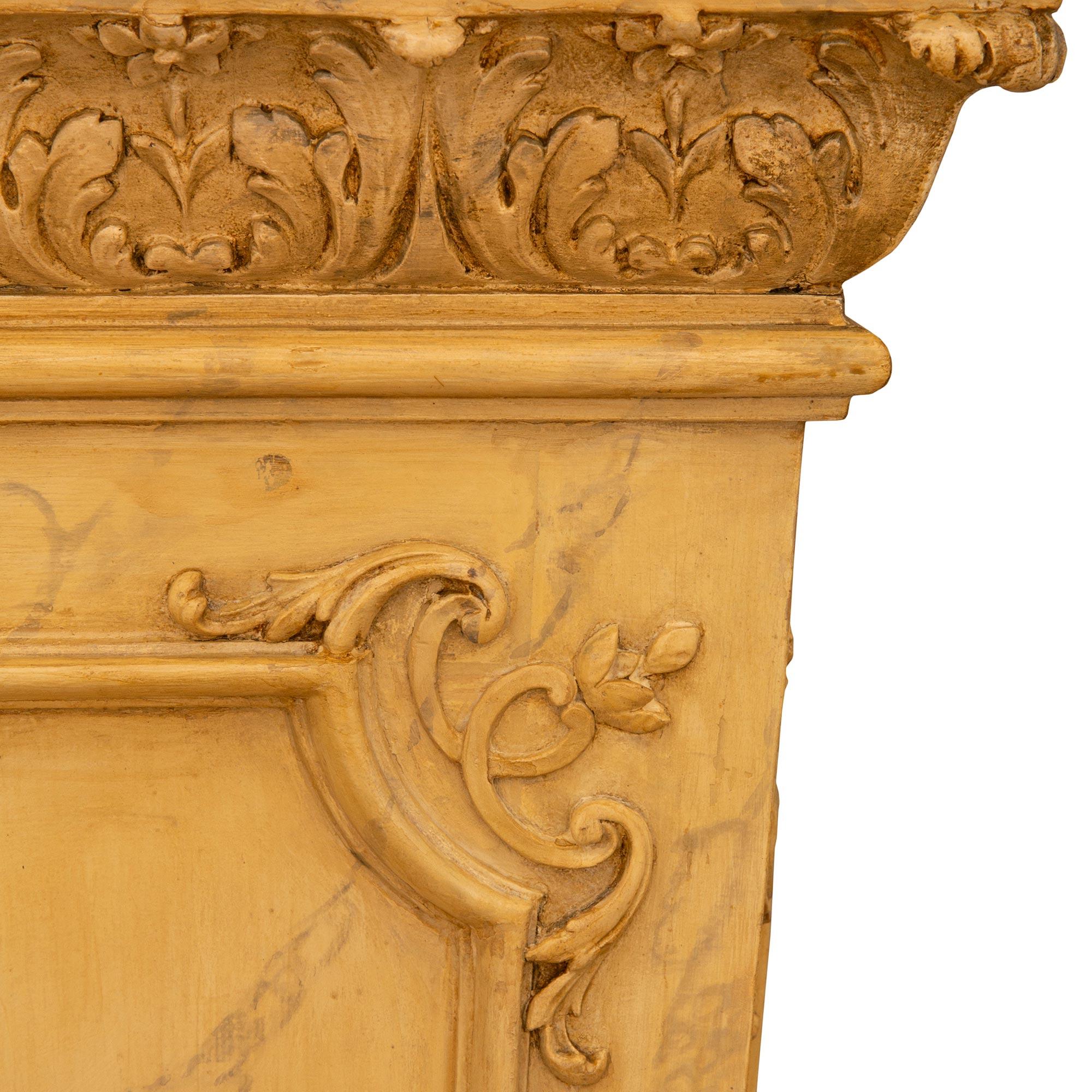 Paar französische Marmorsockel aus dem 19. Jahrhundert im Stil von Louis XVI, kunstvoll bemalt im Zustand „Gut“ im Angebot in West Palm Beach, FL